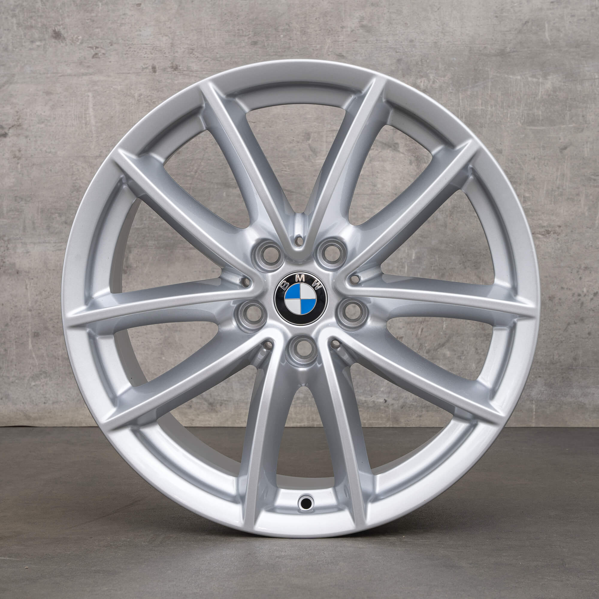 OEM BMW X5 X6 Rims 18 inch G05 G06 Styling 618 V-spoke 6880684 silver NEW