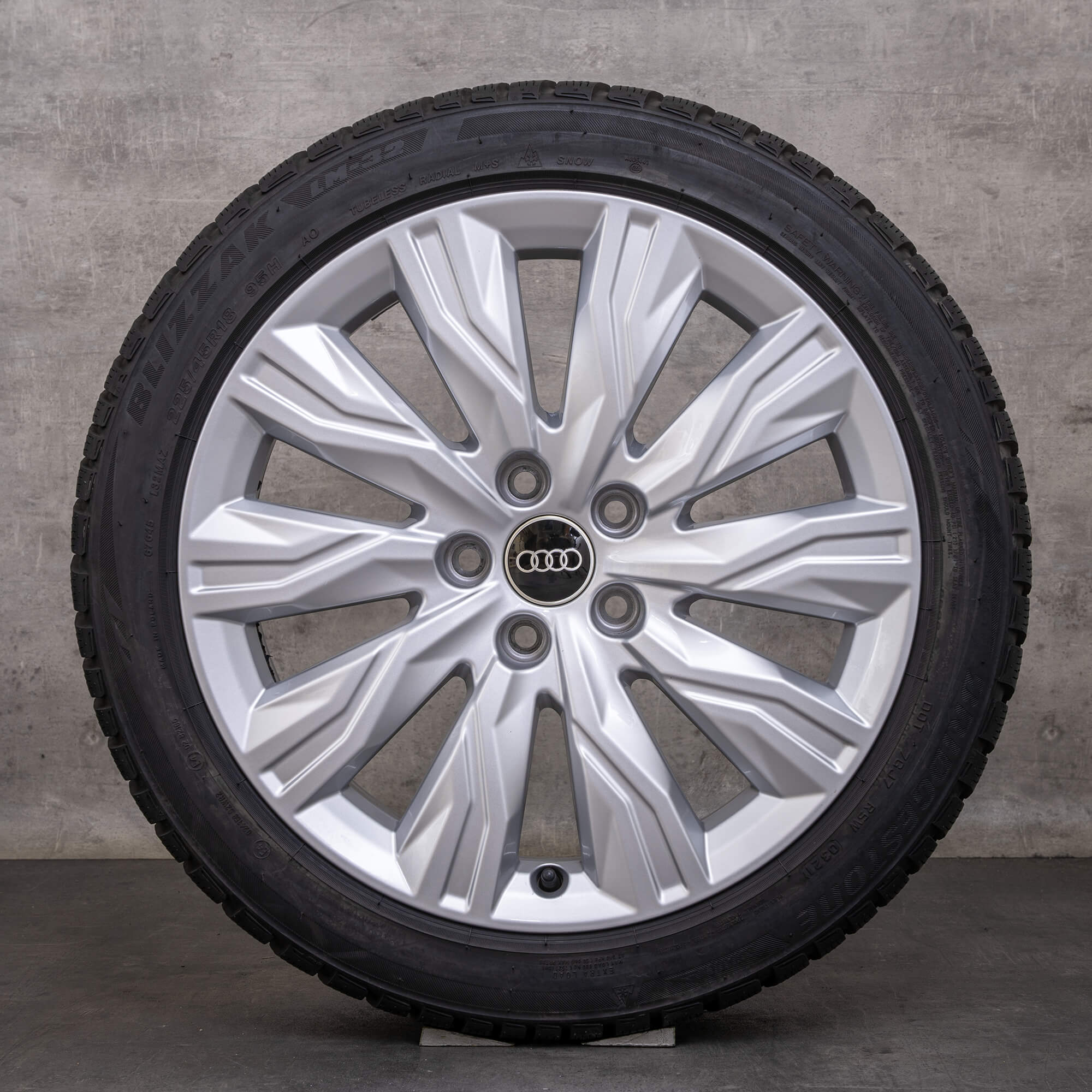 Original Audi A4 S4 B9 8W Gravis Winterräder 18 Zoll Felgen 8W0071498 silber glanz