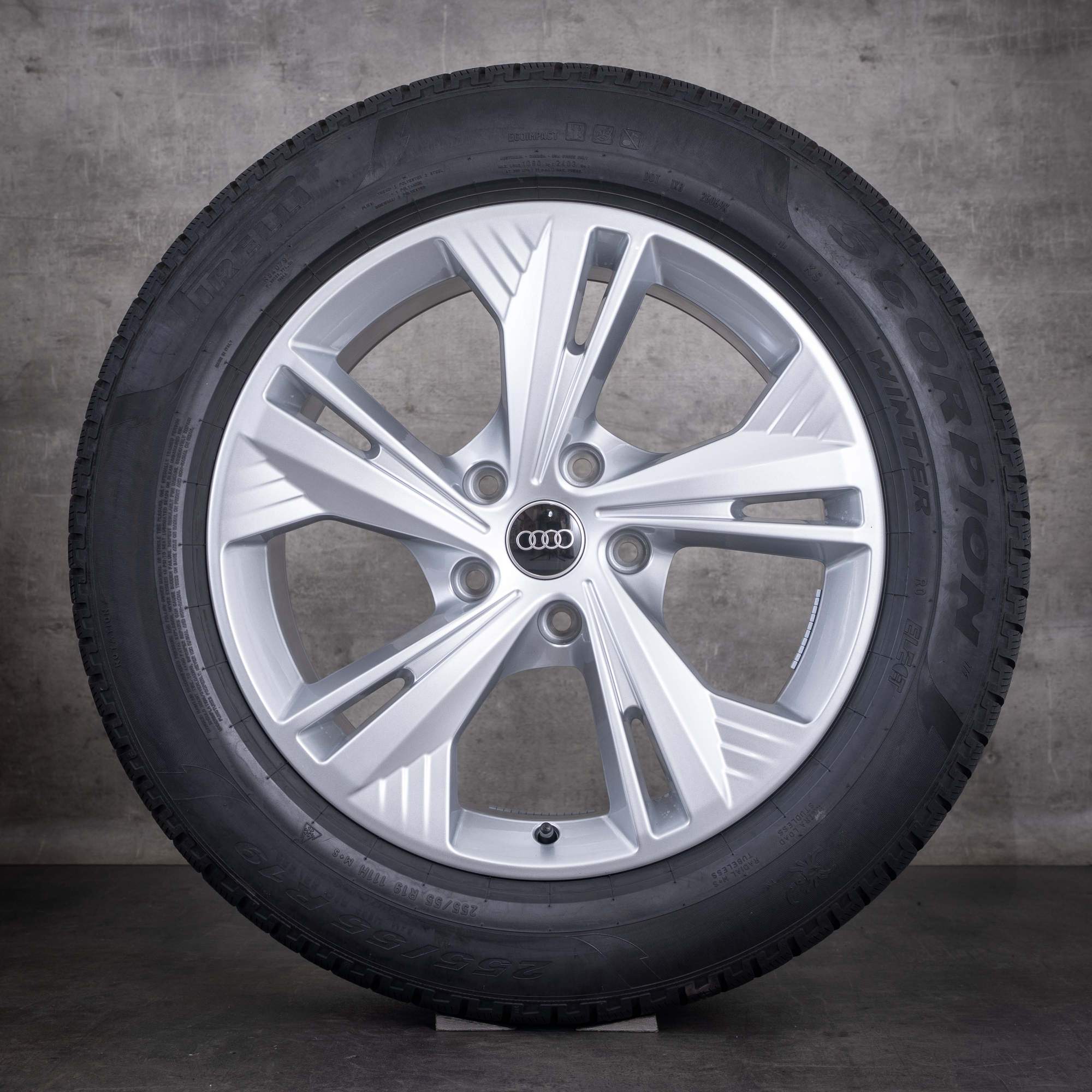 Ruote invernali originali Audi Q6 e-tron da 19 pollici GF cerchi 85H601025BK 85H601025BL Flag argento lucido - ruota 3 di 4