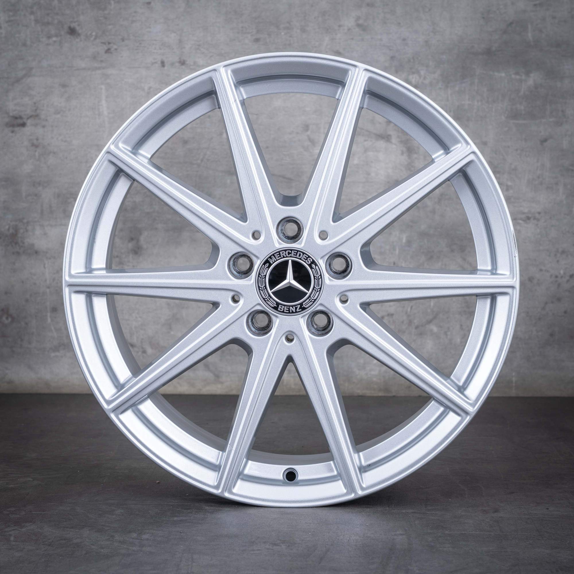 Oryginał Mercedes Benz CLA EQ Felgi 18 cali C174 A1784010000 A1784010100 srebrny błyszczący