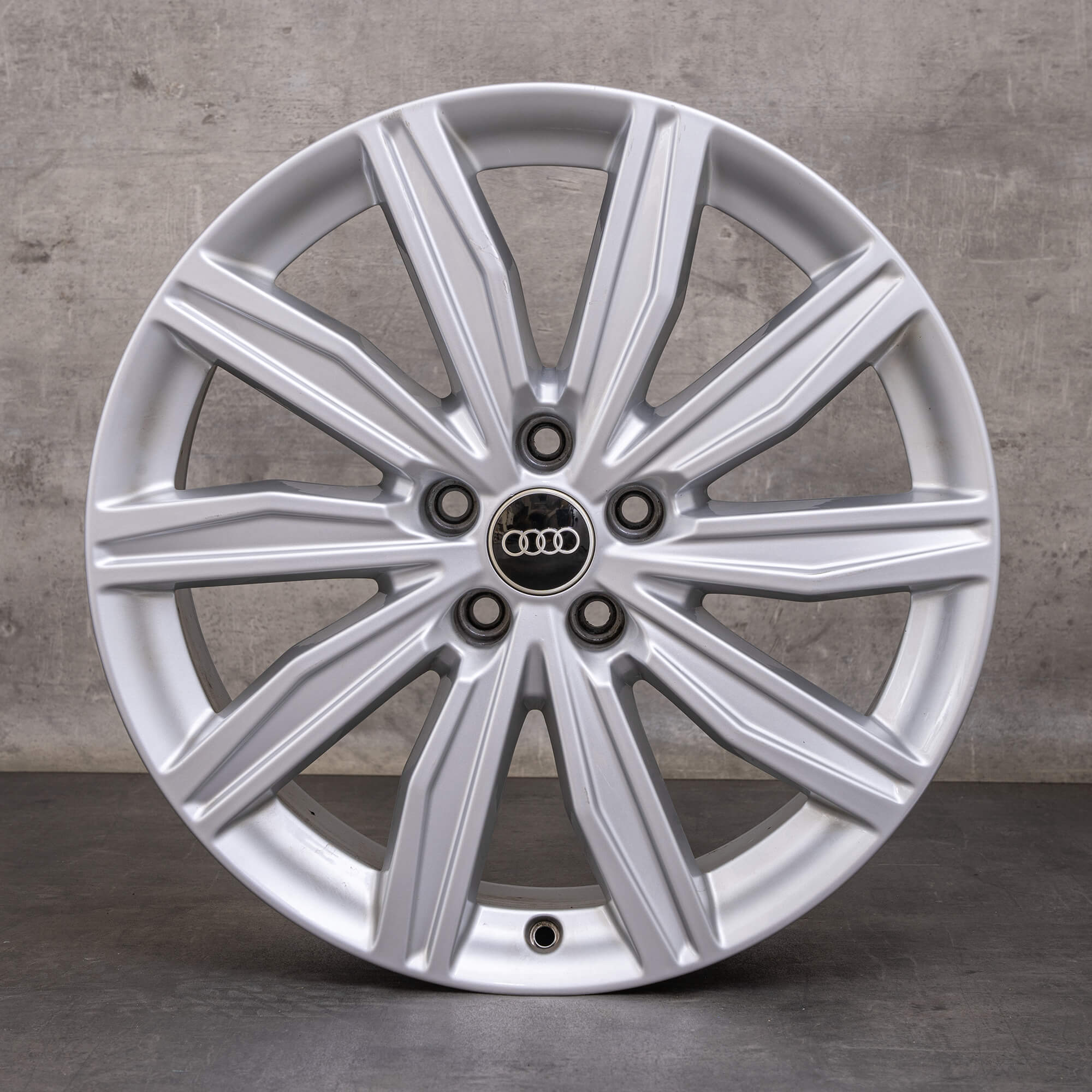 Original Audi A6 S6 Fälg 19 tum 4K C8 4K0601025M silverblank