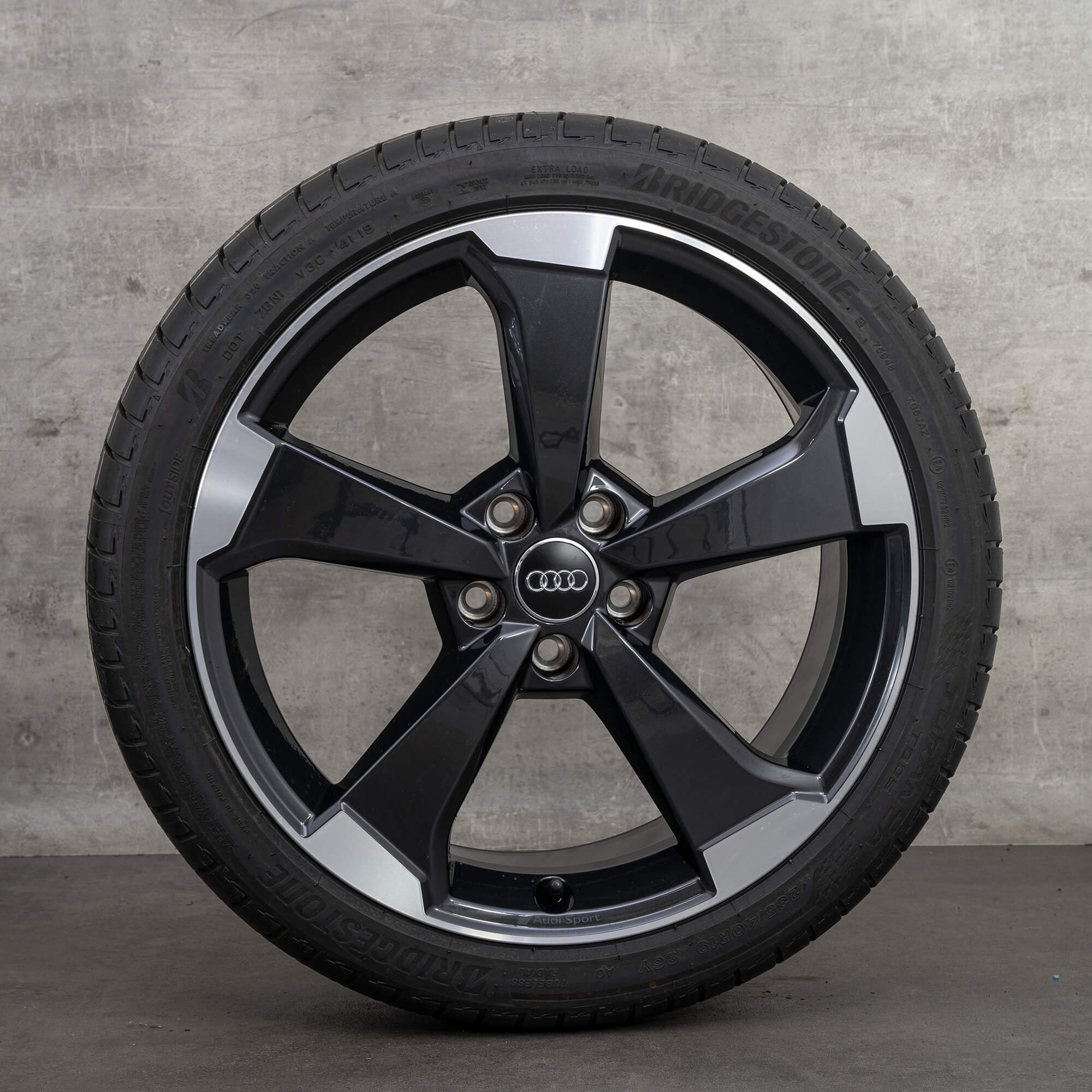 Audi Q2 SQ2 19 palcové ráfky letní pneumatiky 81A601025M Letní kola S line Rotor