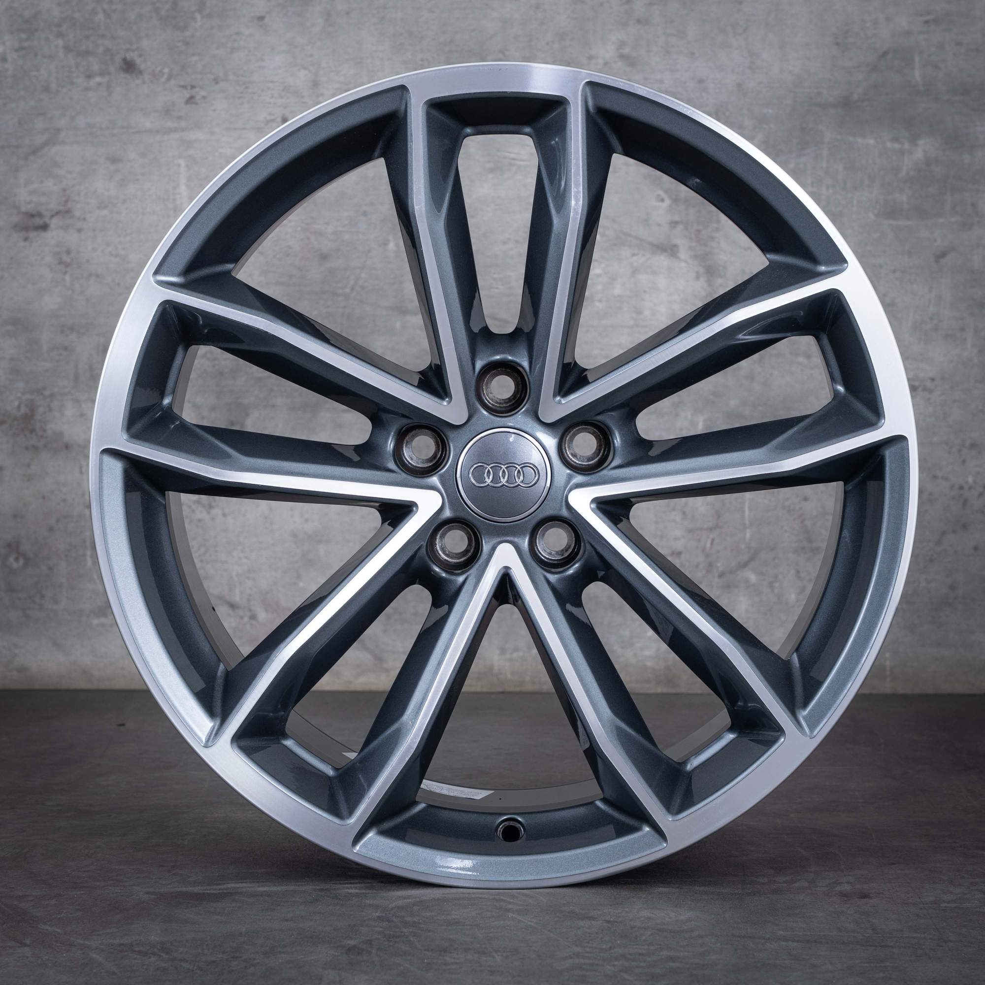 Alkuperäiset Audi A5 S5 vanteet 19 tuuman F5 8W B9 8W0601025DG Cavo Design titaani kiillotettu.