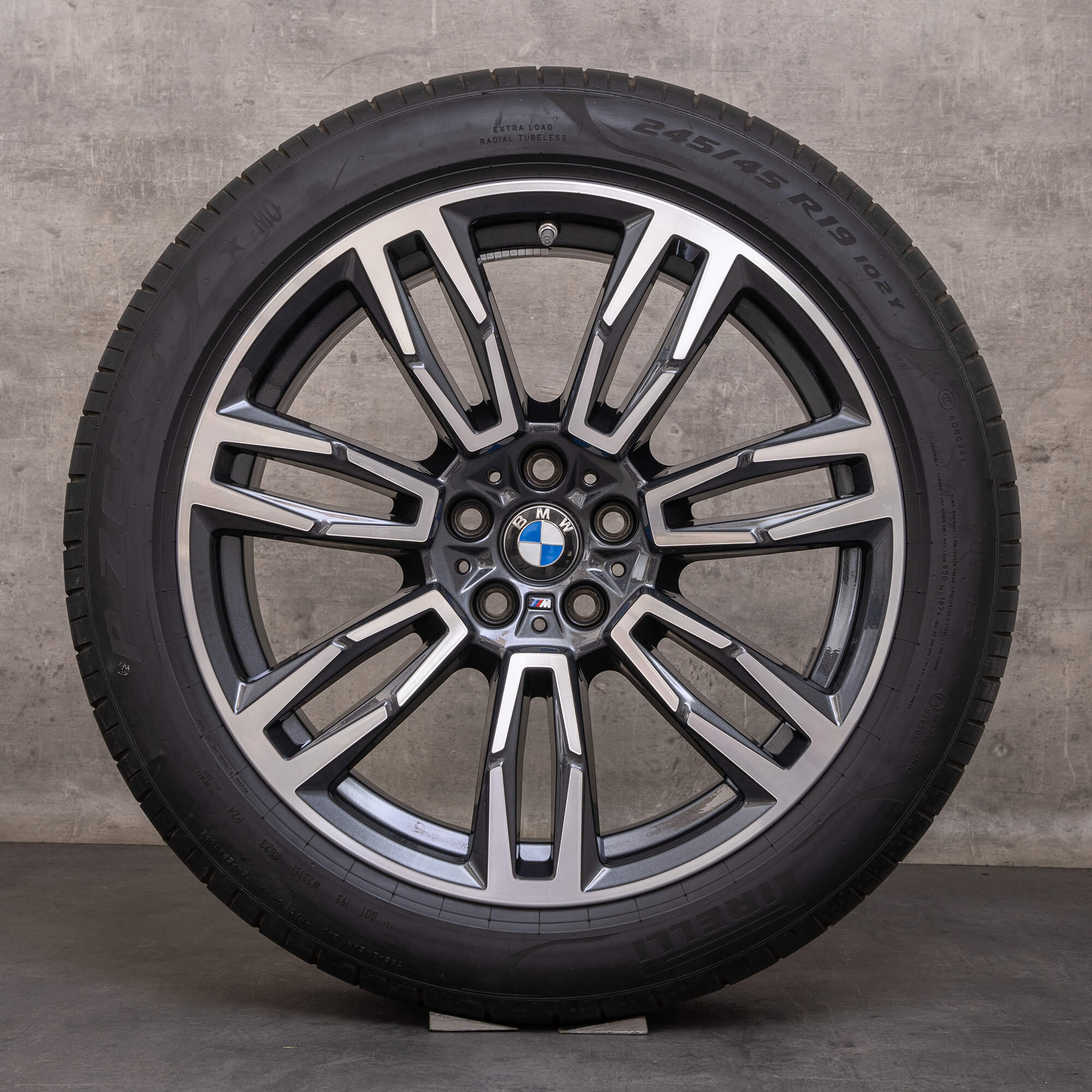 Oryginalne felgi BMW serii 5 i5 19 cali G60 G61 letnie koła stylizowane 935 M 5A324E0 dwukolorowe midnight grey Polerowane