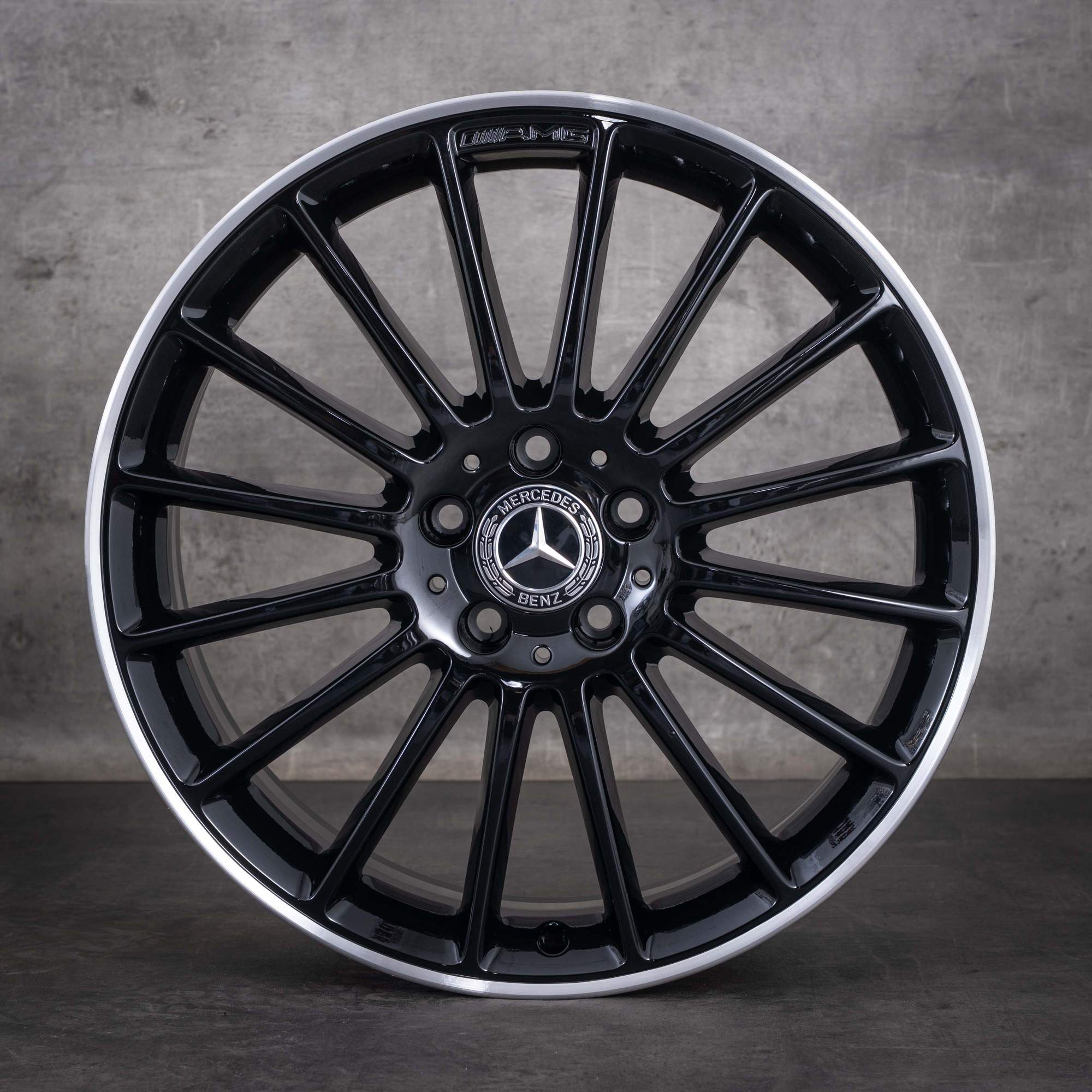 Oryginalne felgi Mercedes-Benz Klasy C C63 AMG 19 cali W204 S204 C204 A2044014802 A2044014902 czarne z diamond cut NOWE - felga 3 z 4