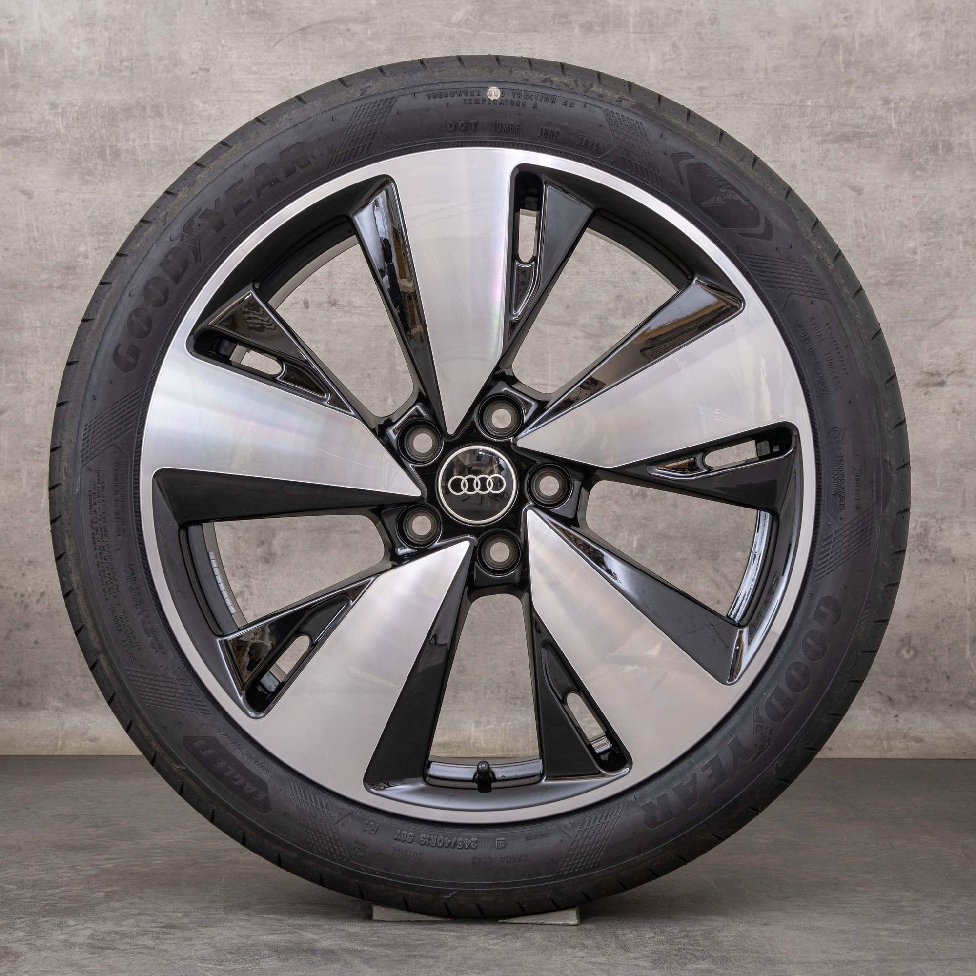 Oryginalne koła zimowe Audi A5 S5 19 cali felgi B10 8B3601025AR czarne polerowane toczone