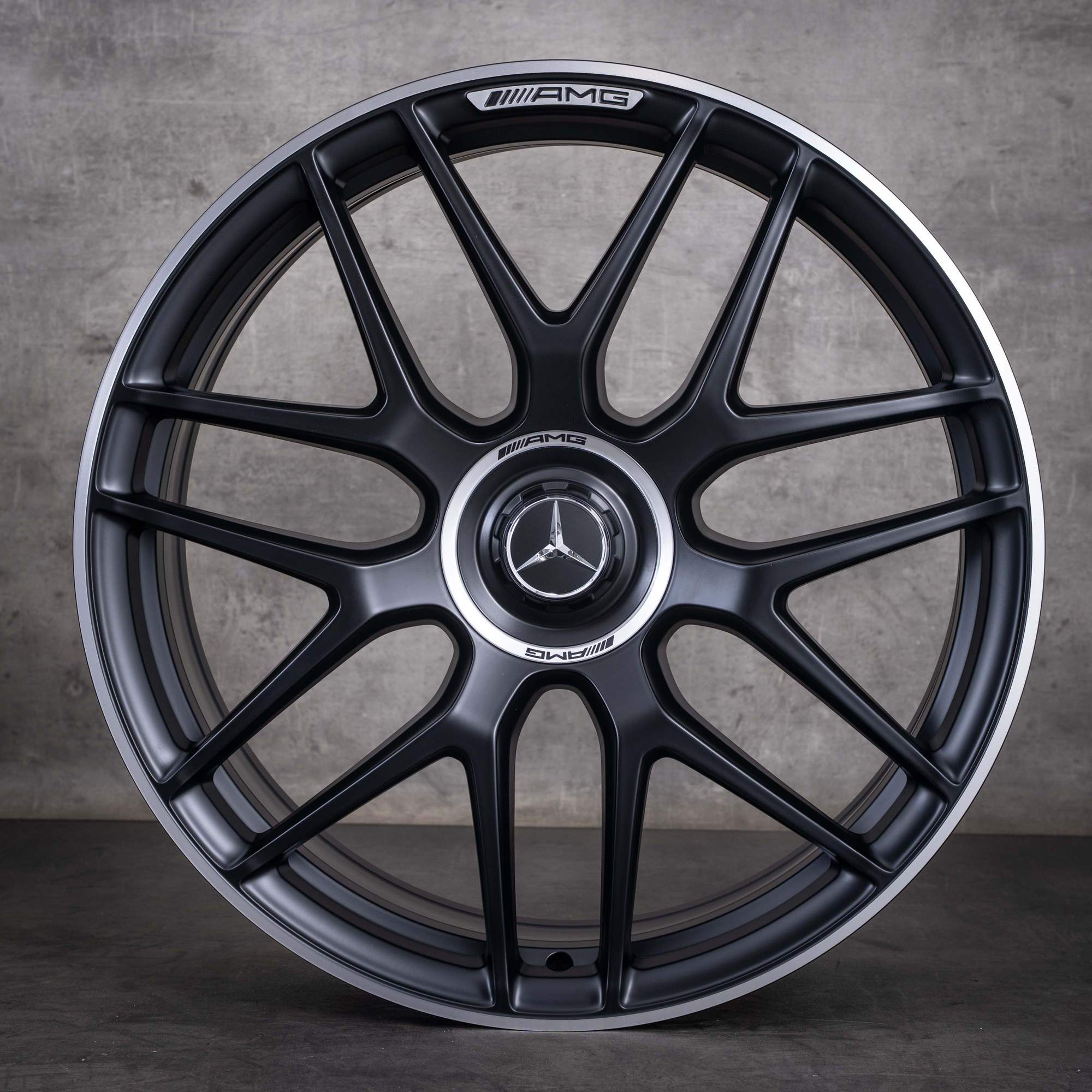 Oryginalne felgi Mercedes AMG GLE 53 63 S 22 cale W167 A1674015601 A1674015701 wzór krzyżowych szprych czarne matowe z diamond cut krawędzią NOWE