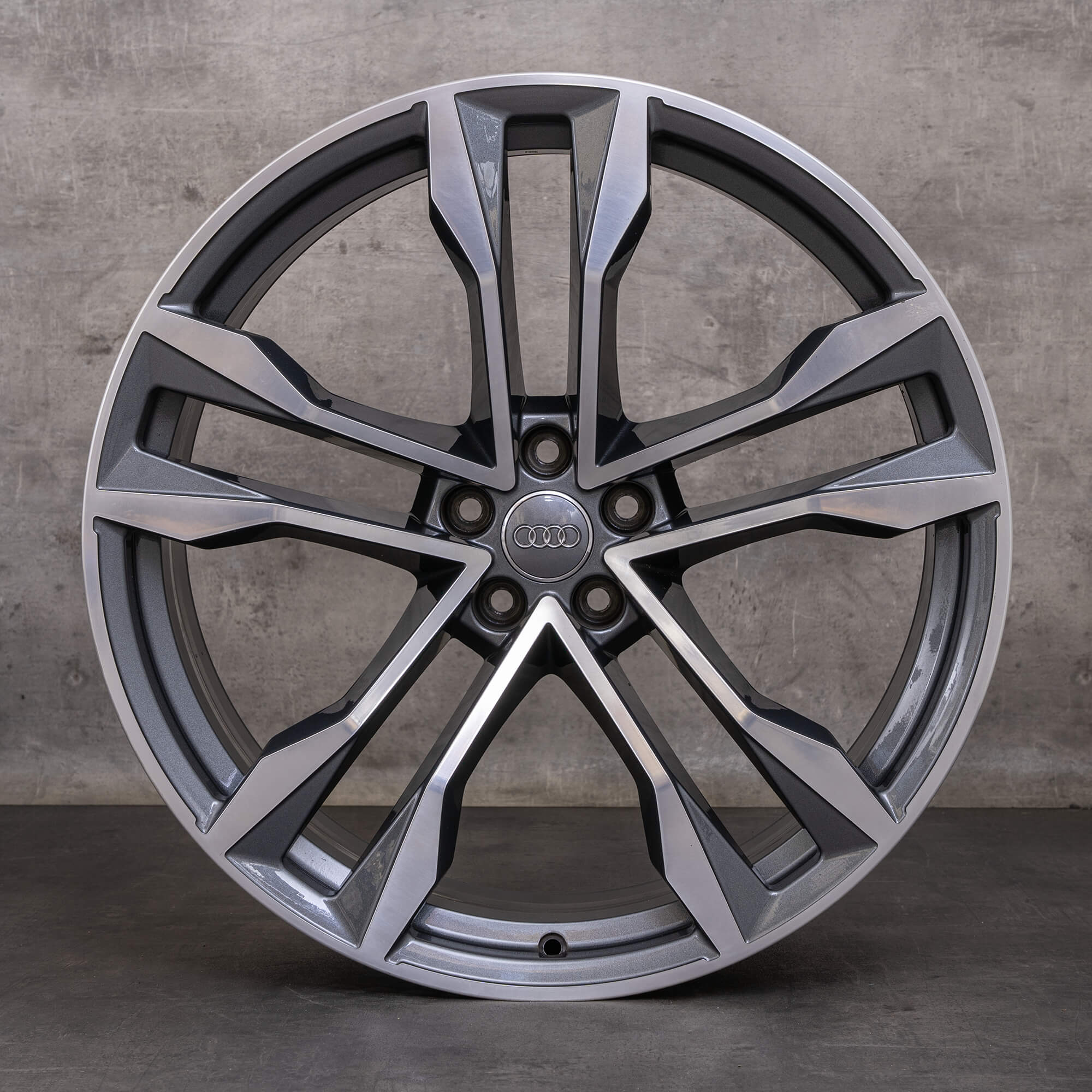 Oryginalne felgi Audi Q8 SQ8 22 cale 4M8 4M8601025J tytanowe polerowane