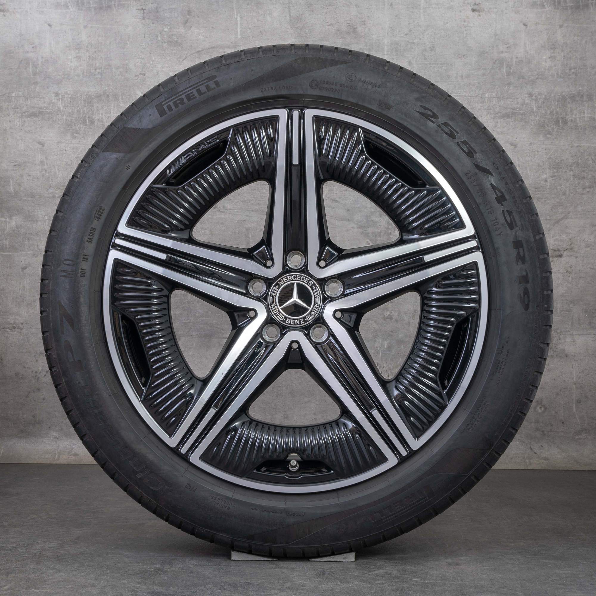 Oryginalne koła zimowe Mercedes-Benz EQE AMG 19 cali felgi V295 nr kat. A2954012200 czarne z efektem diamond cut