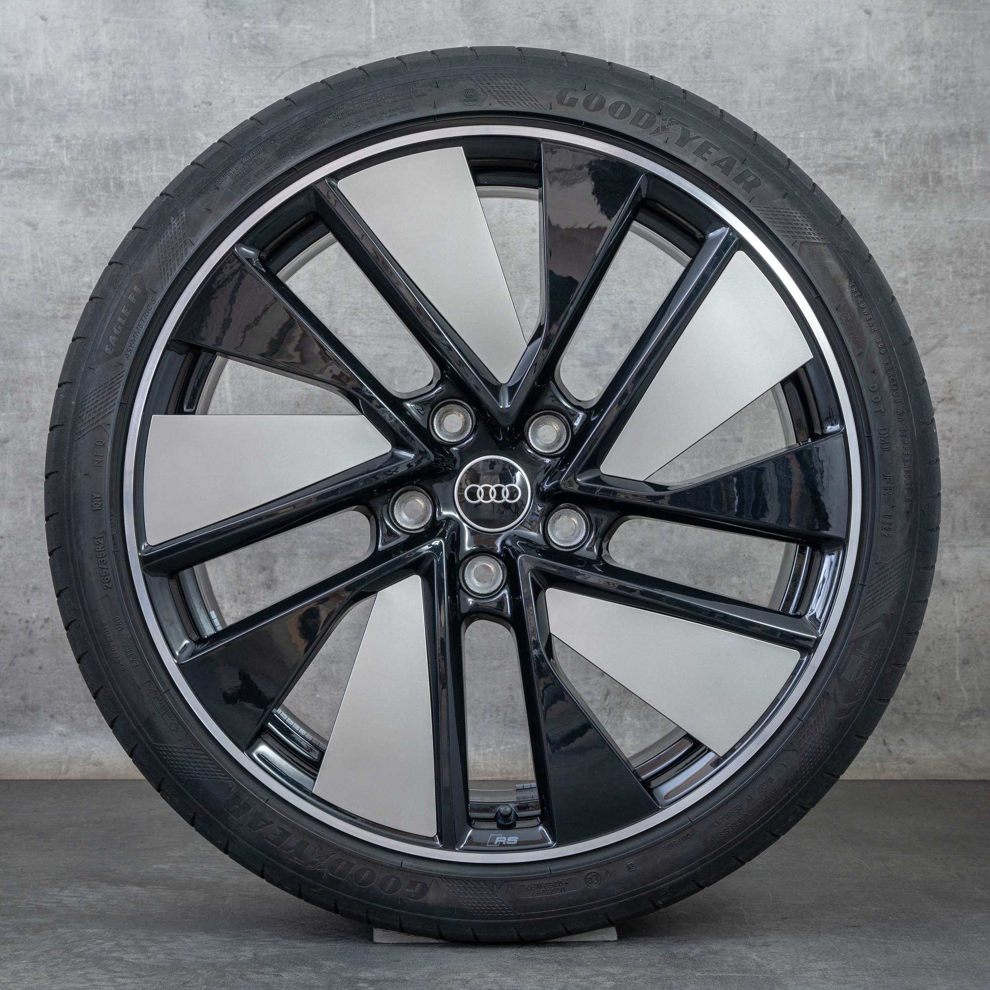 Originale Audi e-tron fælge 21 tommer GT RS FW sommerdæk trapezformet modul 4J3601025J 4J3601025K sort grå poleret