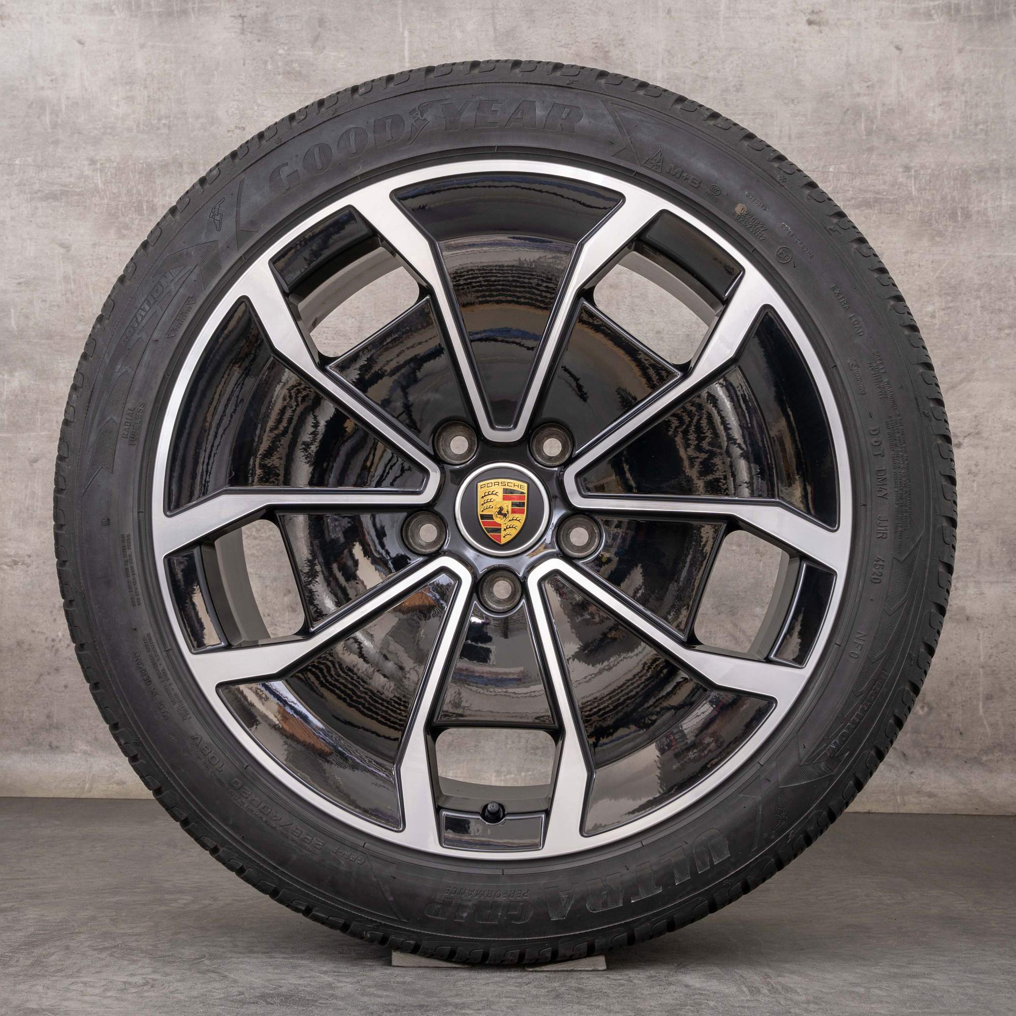 Alkuperäiset Porsche Taycan 9J1 talvirenkaat 20 tuuman Turbo S Cross vanteet 9J1073600D Aero musta kiillotettu