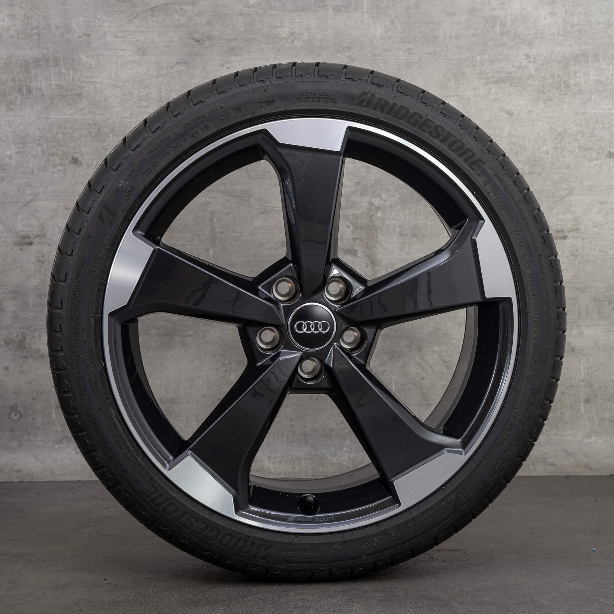 Audi Q2 SQ2 19 palcové ráfky letní pneumatiky 81A601025M Letní kola S line Rotor