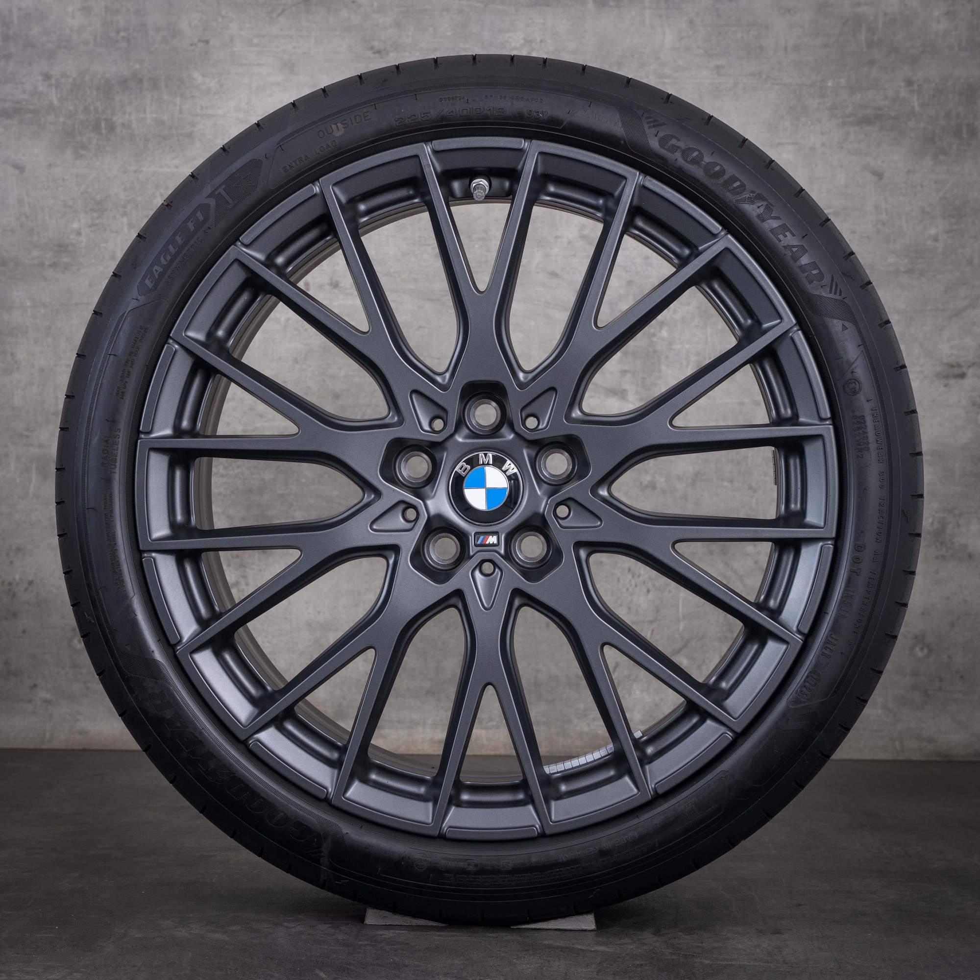 Oryginalne felgi BMW serii 1 i Seria 2 19 cali F70 F74 Gran Goupe opony letnie 1085 M 5A917C3 kolor midnight grey matowy