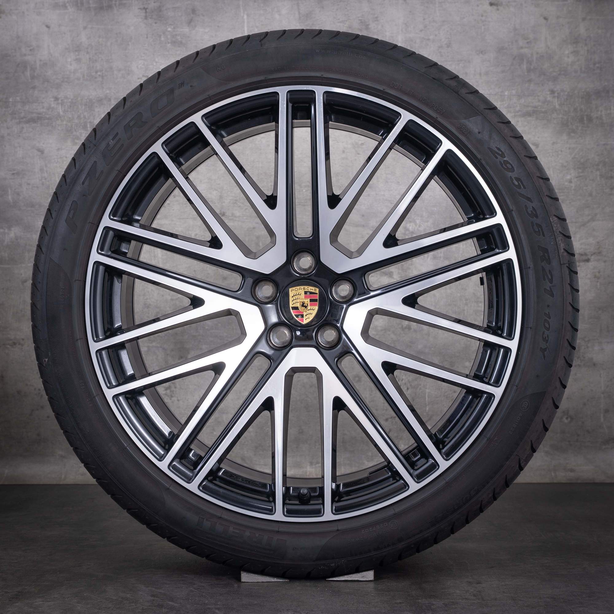 Oryginalne felgi Porsche Macan III 21 cali – opony letnie 95B044668 czarne z efektem diamond cut