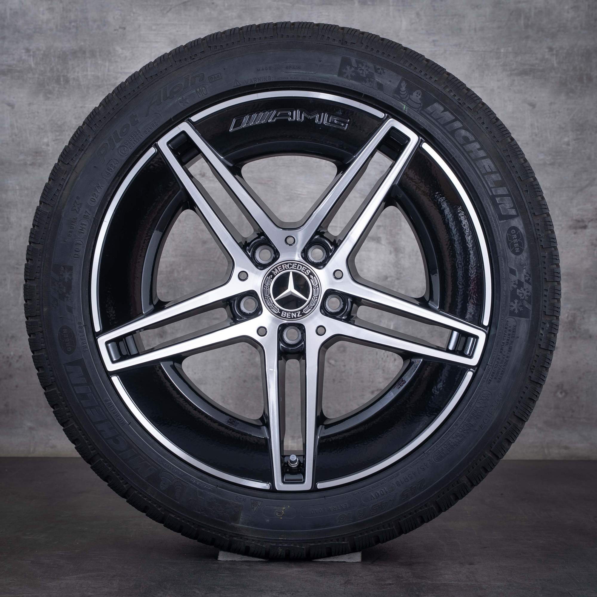 Original Mercedes Benz CLE AMG Winterräder 18 Zoll C236 300e Hybrid Felgen A2364011800 schwarz front glanzgedreht