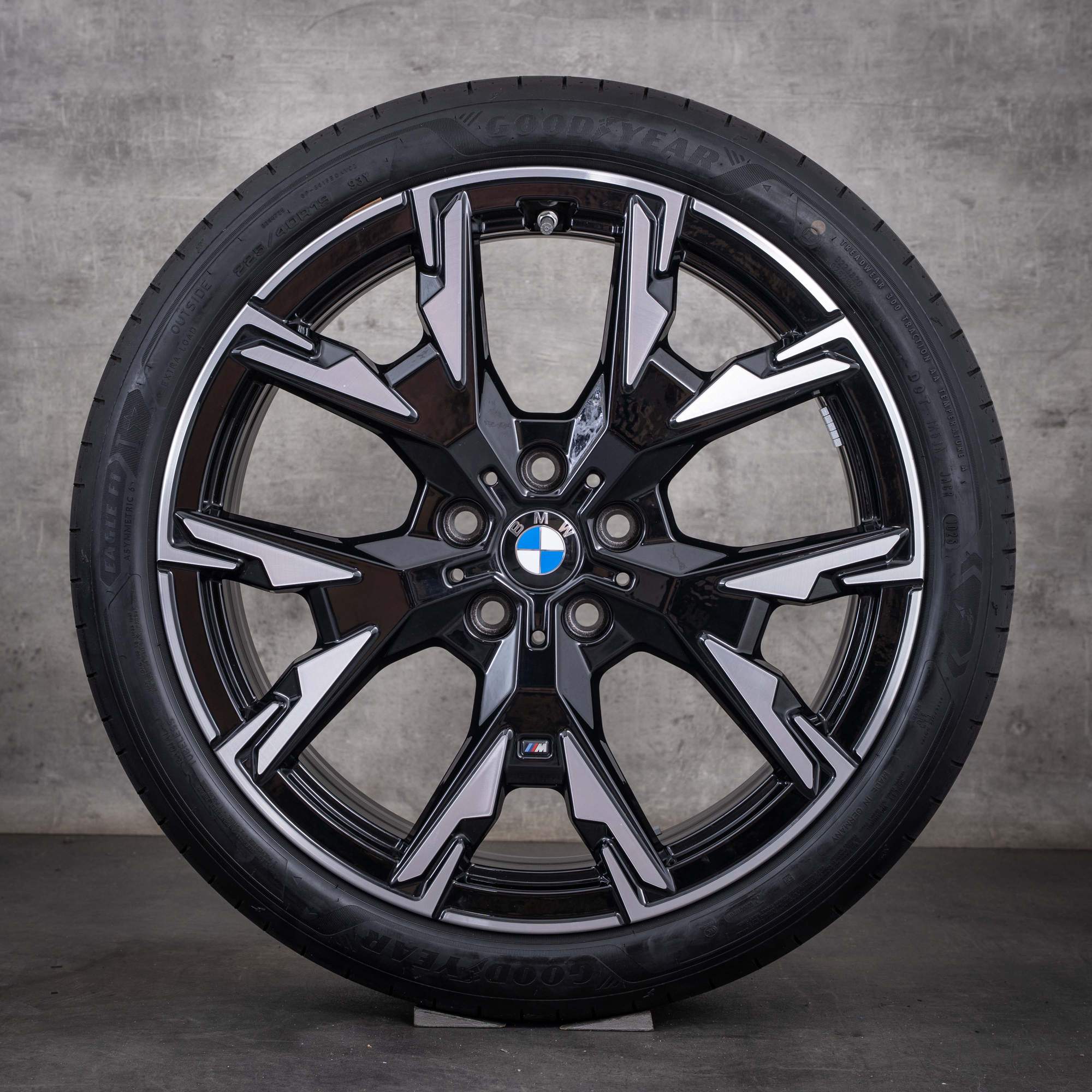 Oryginalne felgi BMW serii 1 i Seria 2 19 cali F70 F74 Gran Coupe opony letnie stylizacja 976 M 5A45267 kolor jet black diamond cut