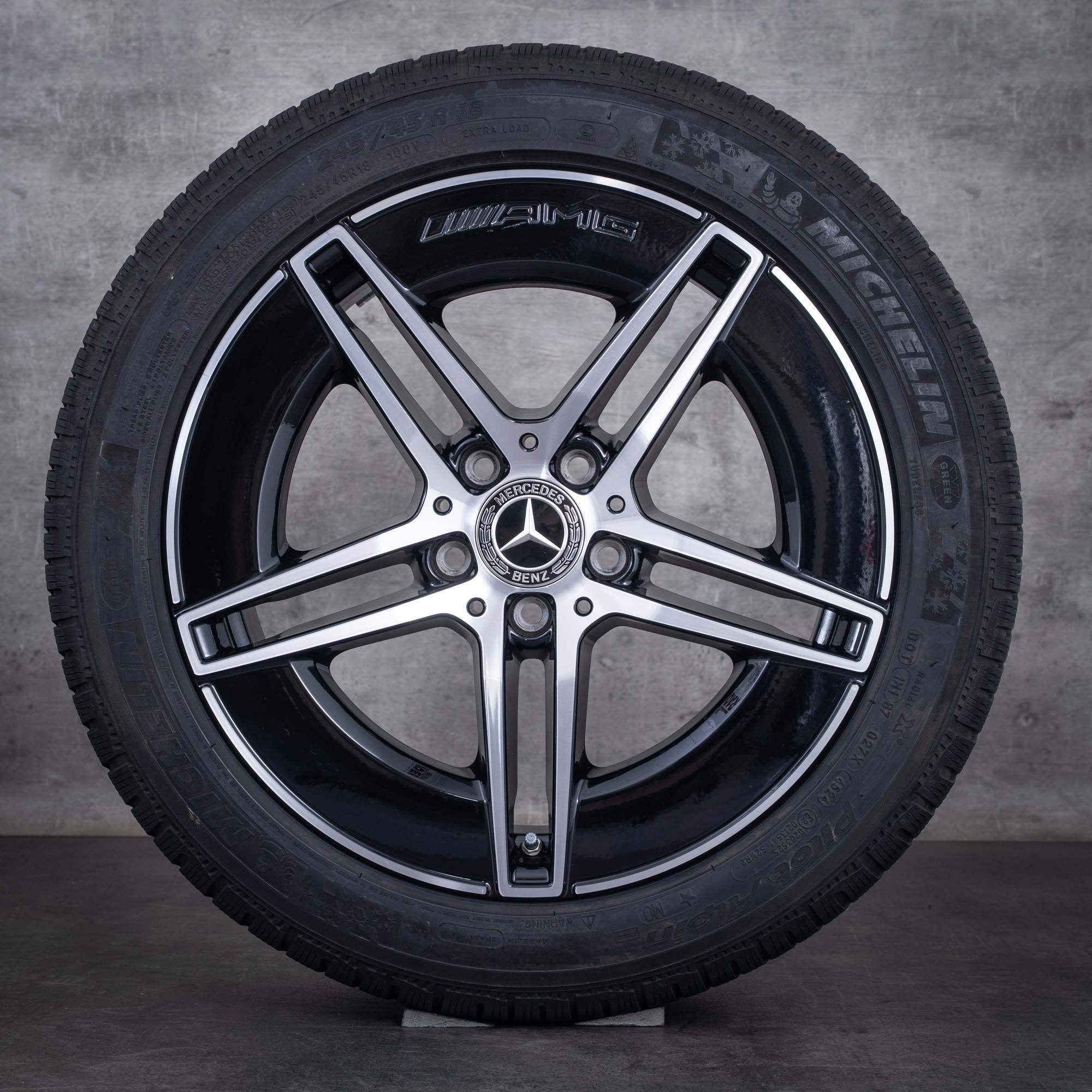 Original Mercedes Benz CLE AMG Winterräder 18 Zoll C236 300e Hybrid Felgen A2364011800 schwarz front glanzgedreht
