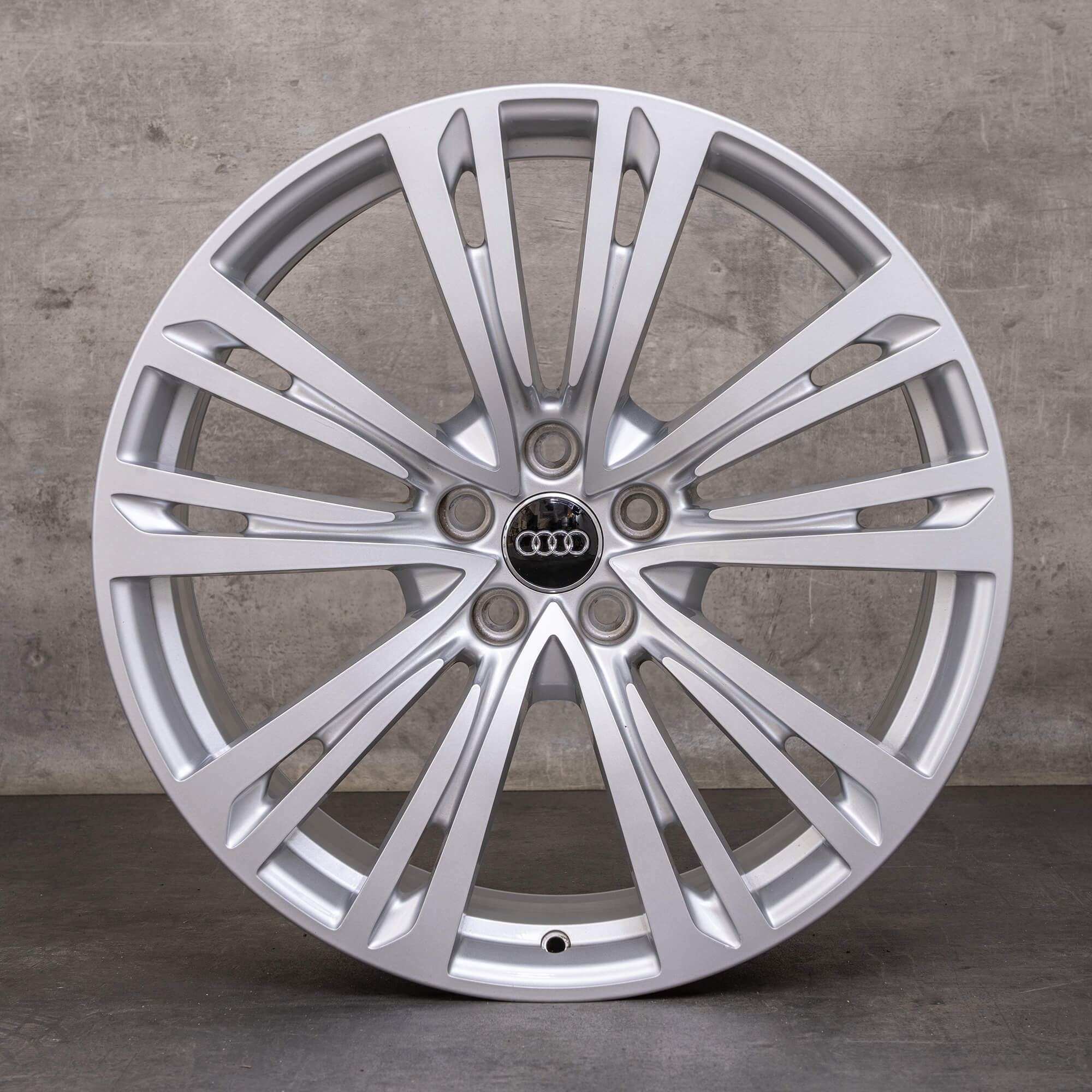 Oryginalne felgi do Audi A8 S8 20 cali 4N D5 opony letnie 4N0601025Q srebrne