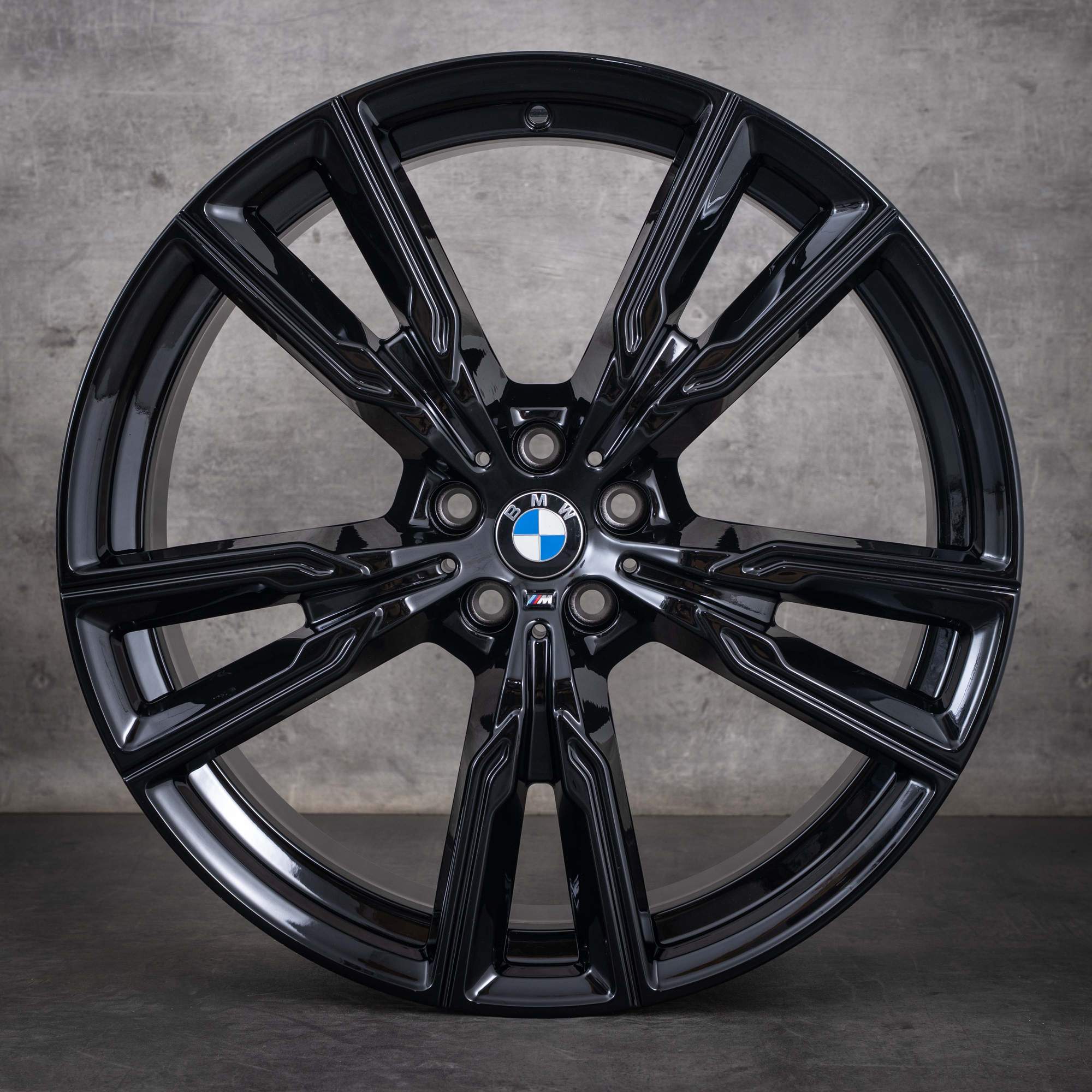 Oryginalne felgi BMW X5 X6 22 cale G05 G06 – koła letnie, stylizacja 747 M 8072002 8072003, czarne z połyskiem