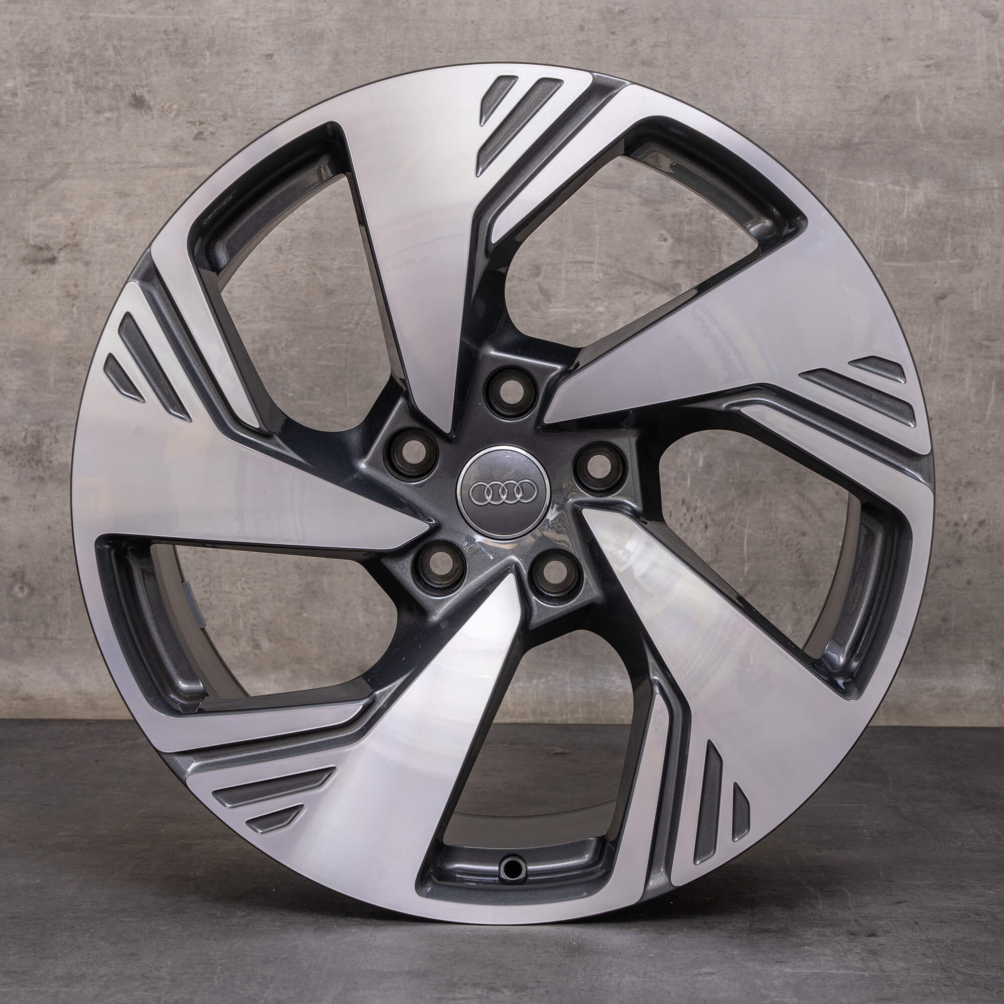 Original Audi Q6 SQ6 e-tron fälgar 20 tum GF 85H601025H 85H601025J antracit polerad