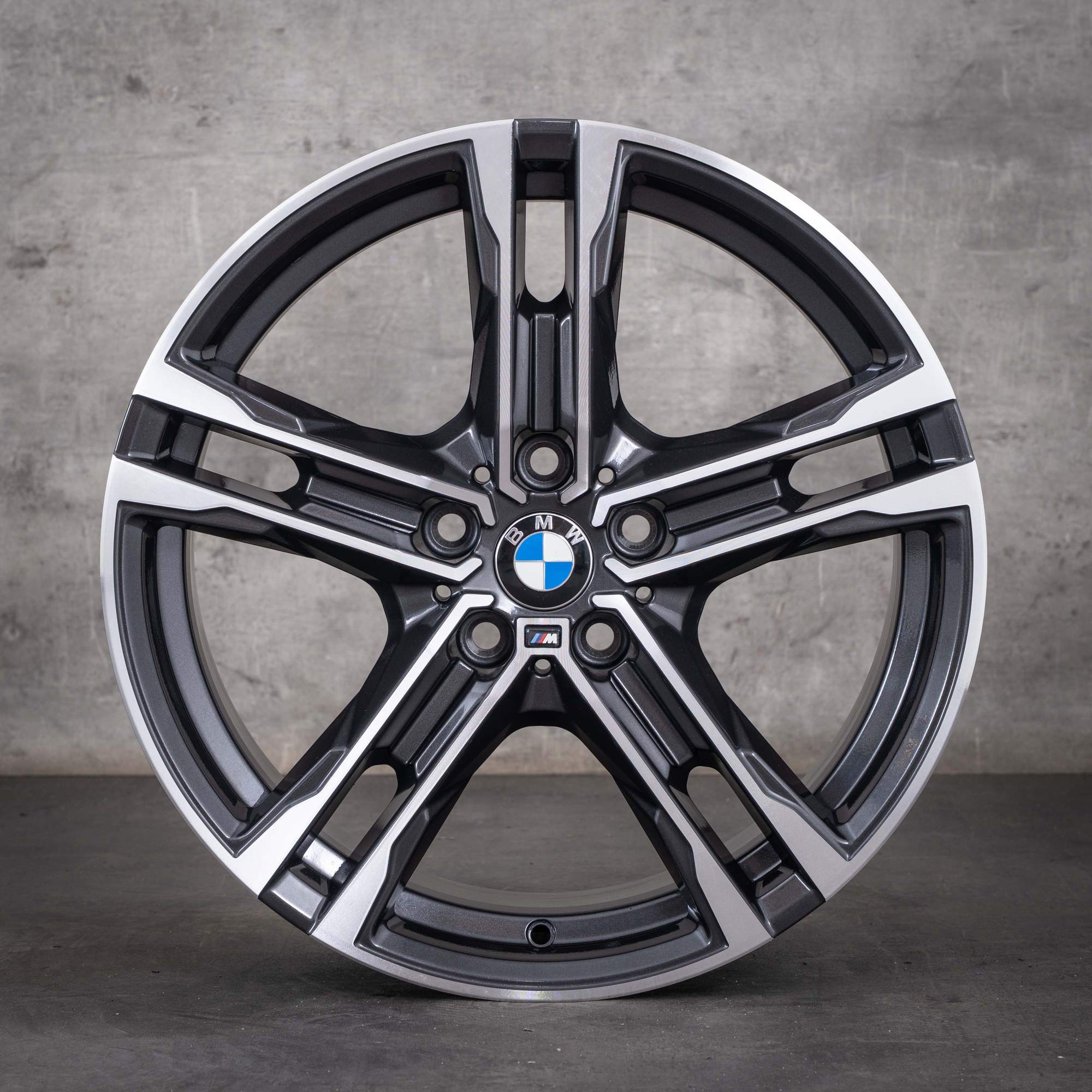 Oryginalne koła zimowe BMW 1er 2er 18 cali F40 F44 Gran Coupe felgi stylizowane 819 8092352 orbitgrey glanzgedreht