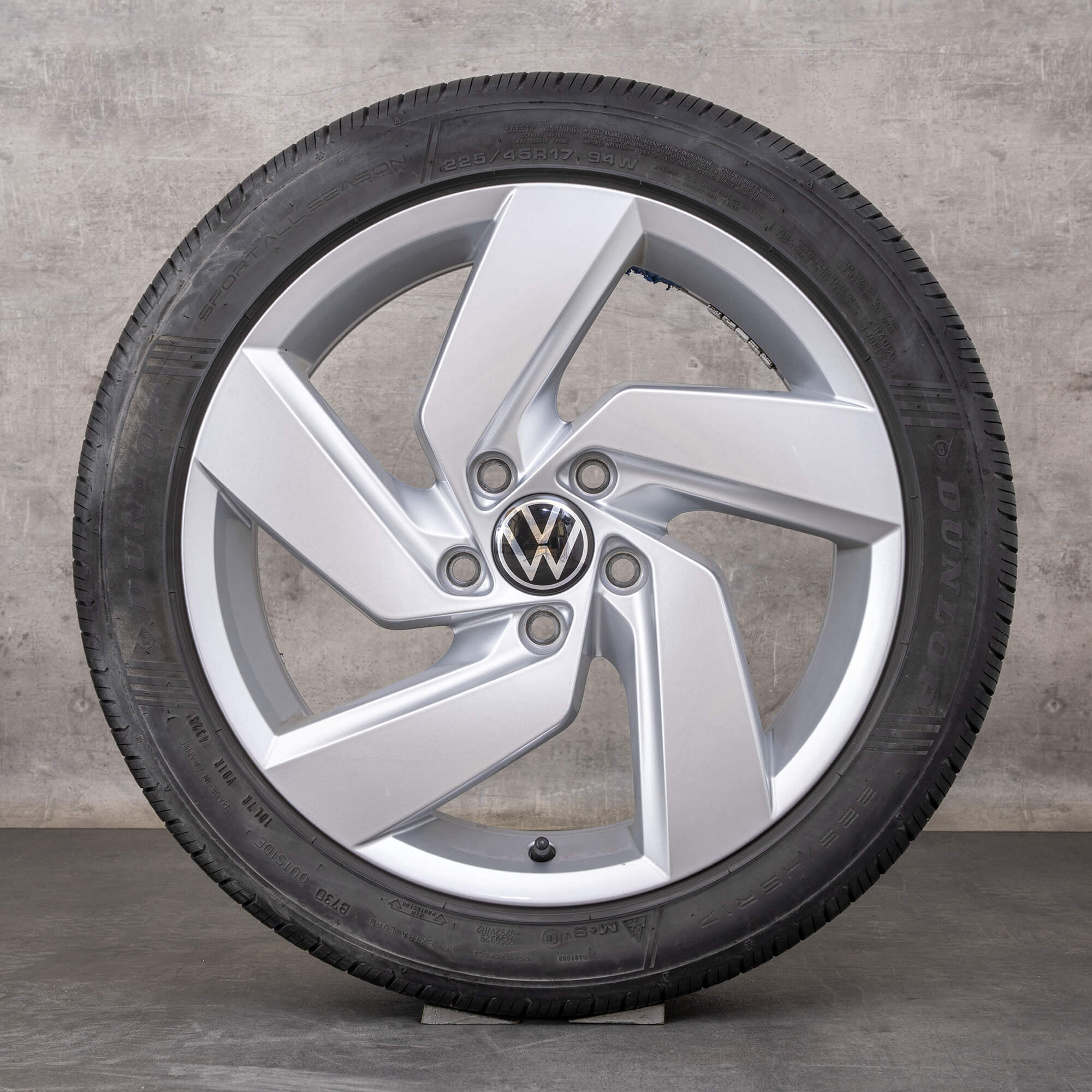 Alkuperäiset VW Golf 8 talvirenkaat 17 tuuman vanteet 5H0601025E Richmond silver glossy