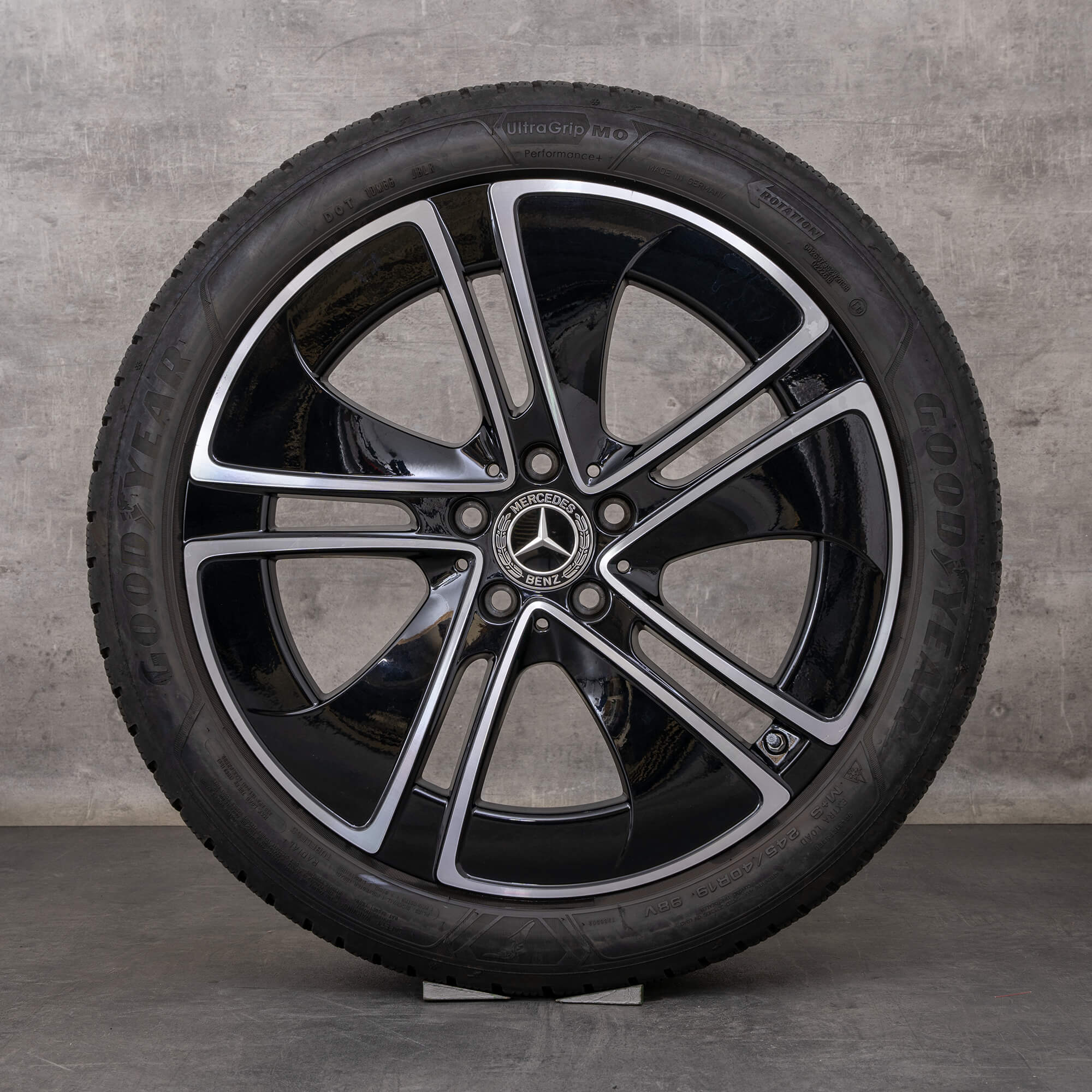 Oryginalne koła zimowe Mercedes Benz CLE 19 cali felgi C236 A2364014100 czarne polerowane toczone