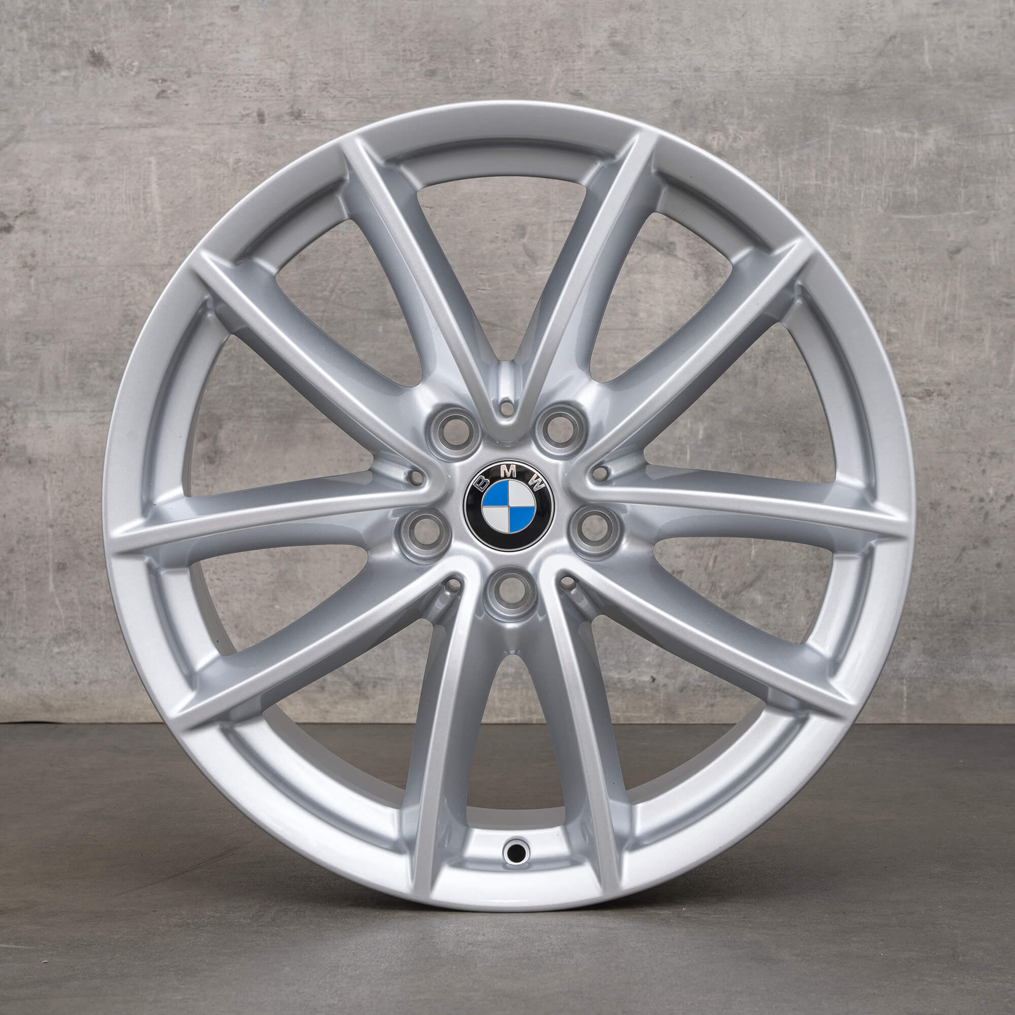 OEM BMW X5 X6 Rims 18 inch G05 G06 Styling 618 V-spoke 6880684 silver NEW