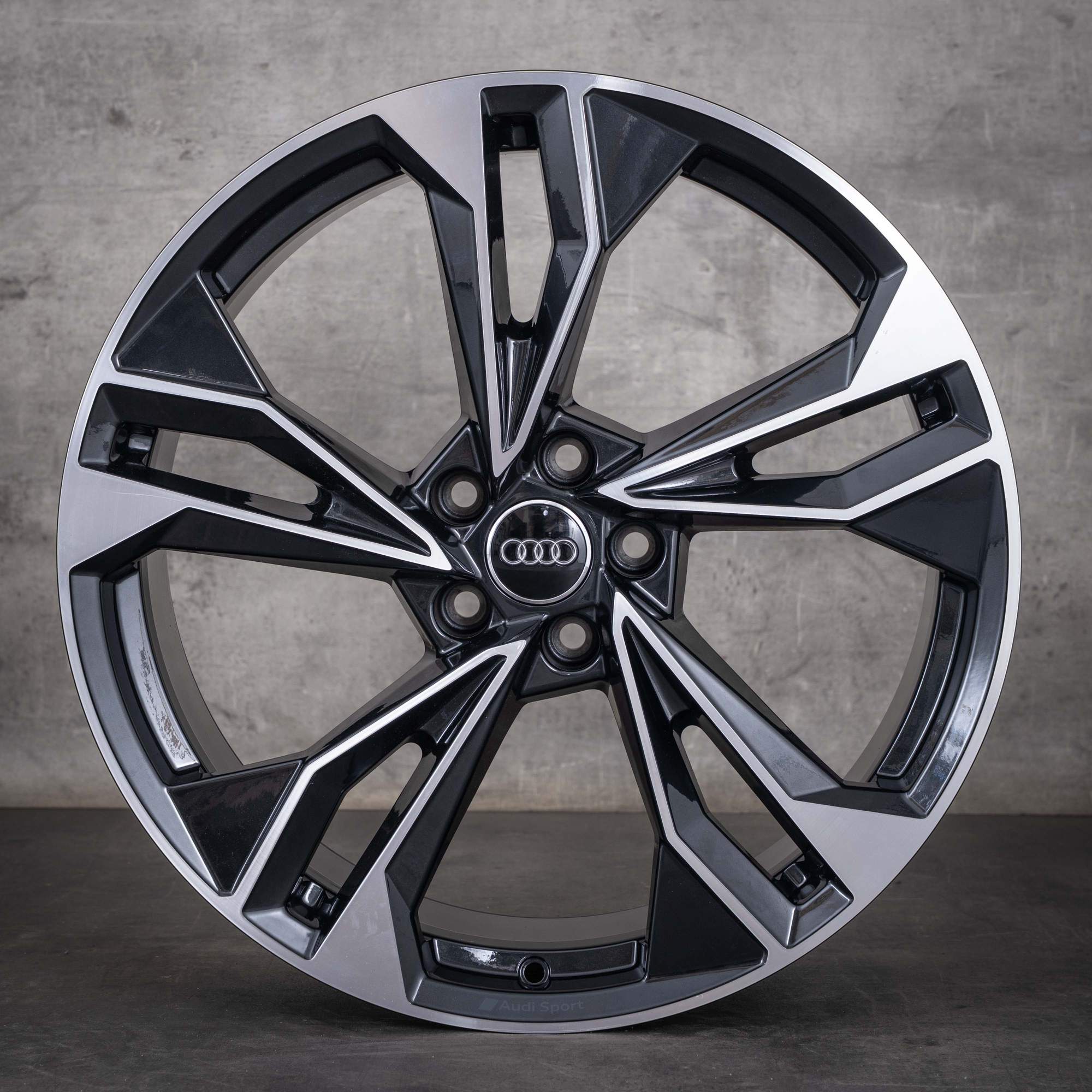 Oryginalne felgi Audi A5 S5 20 cali F5 8W B9 8W0601025EQ wzór wielokątny, granitowe, Polerowane na wysoki połysk