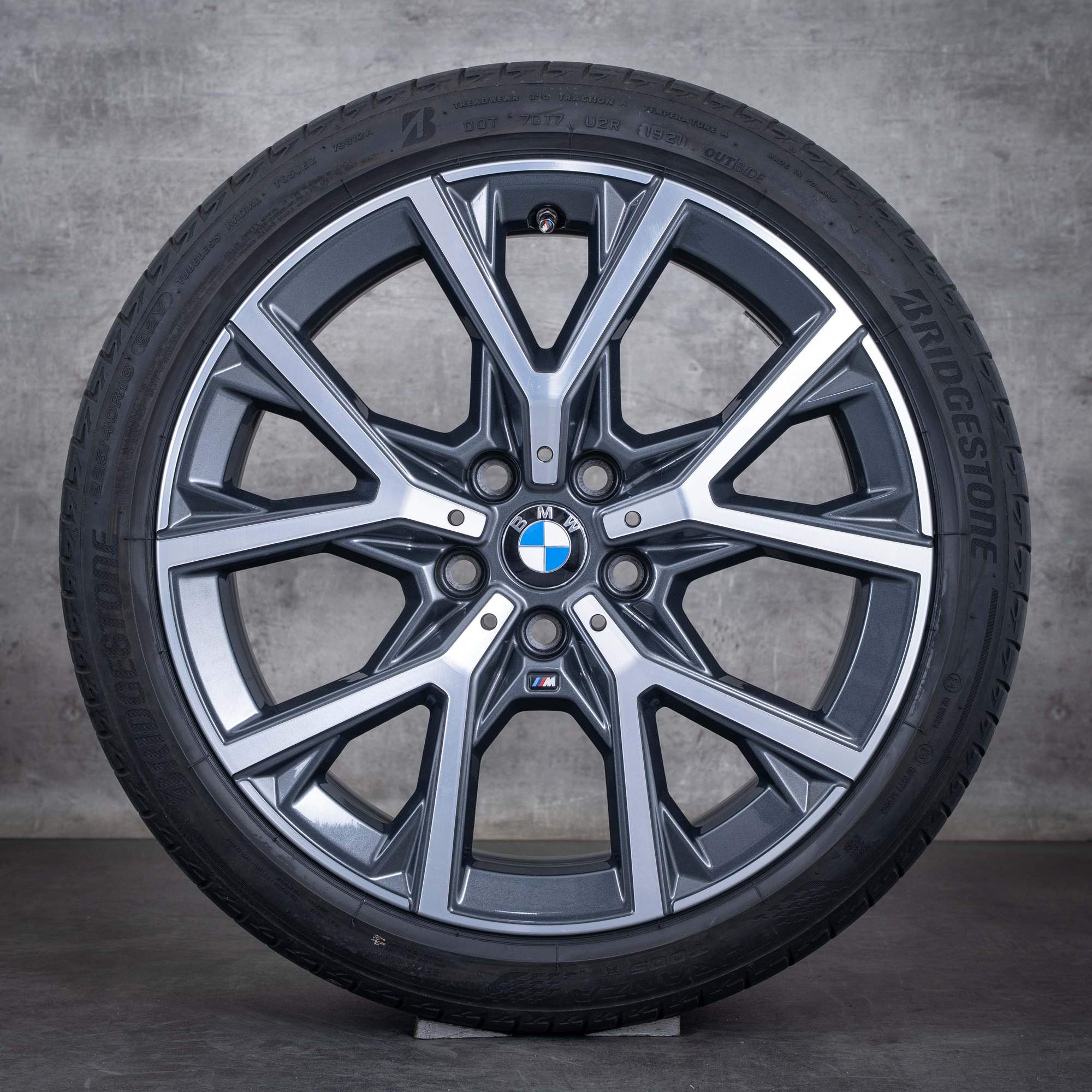 Oryginał BMW Seria 1 2 koła 18 cali F40 F44 Gran Coupé letnie stylizacja 553 M 8092355 midknight grey polerowane toczone