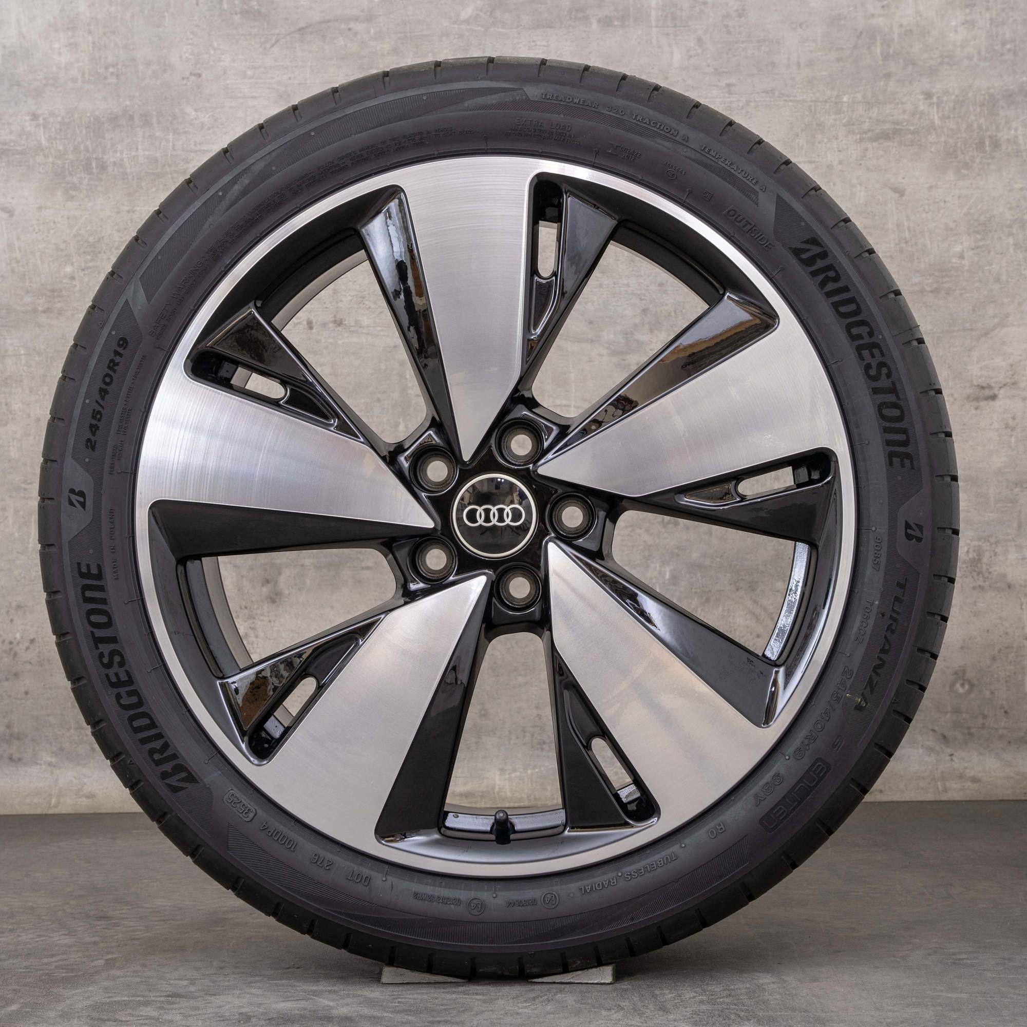 Oryginalne koła zimowe Audi A5 S5 19 cali felgi B10 8B3601025AR czarne polerowane toczone