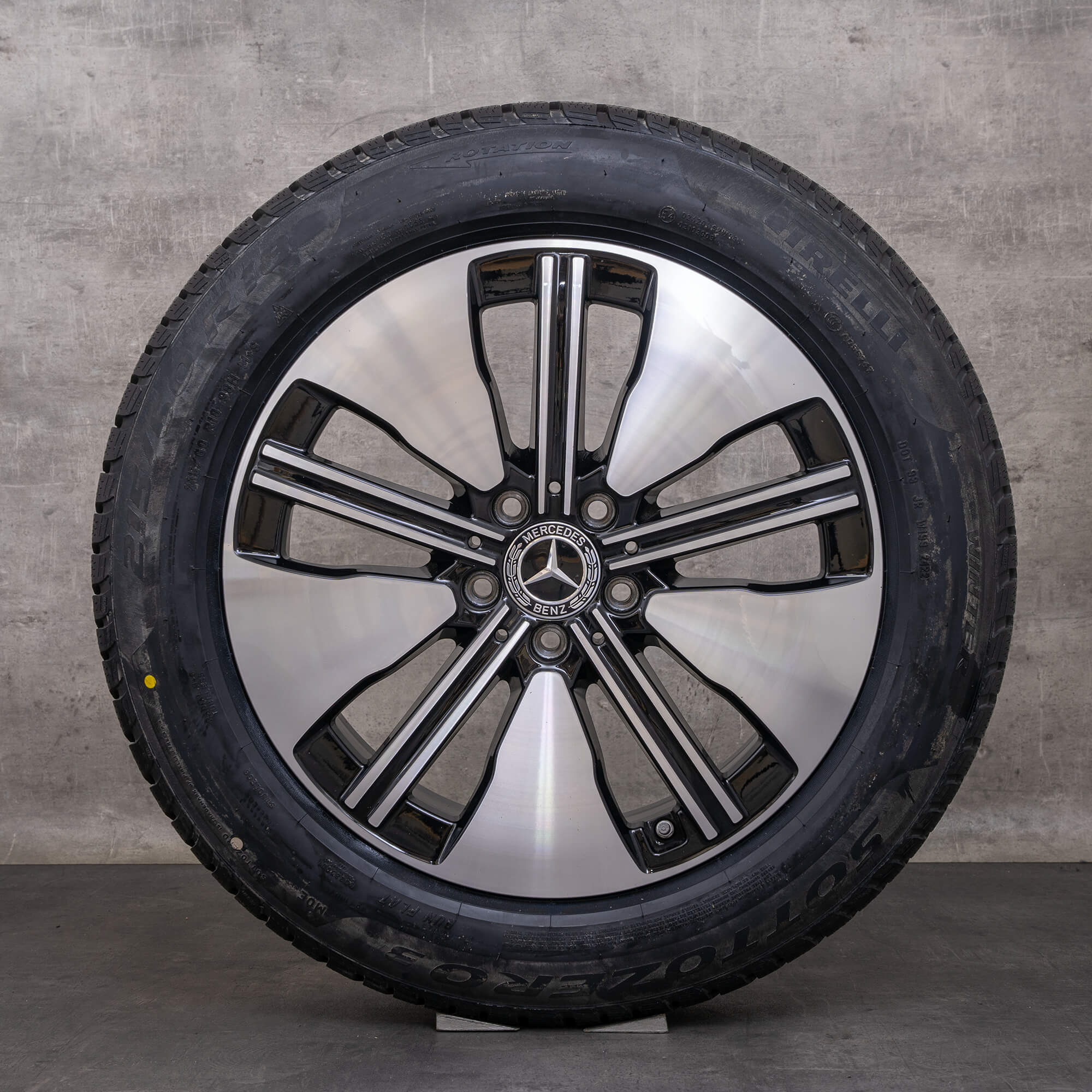 Original zimní pneu s disky Mercedes Benz EQA EQB 18palcové ráfky H243 X243 A2434011300 černé lesklé soustružené