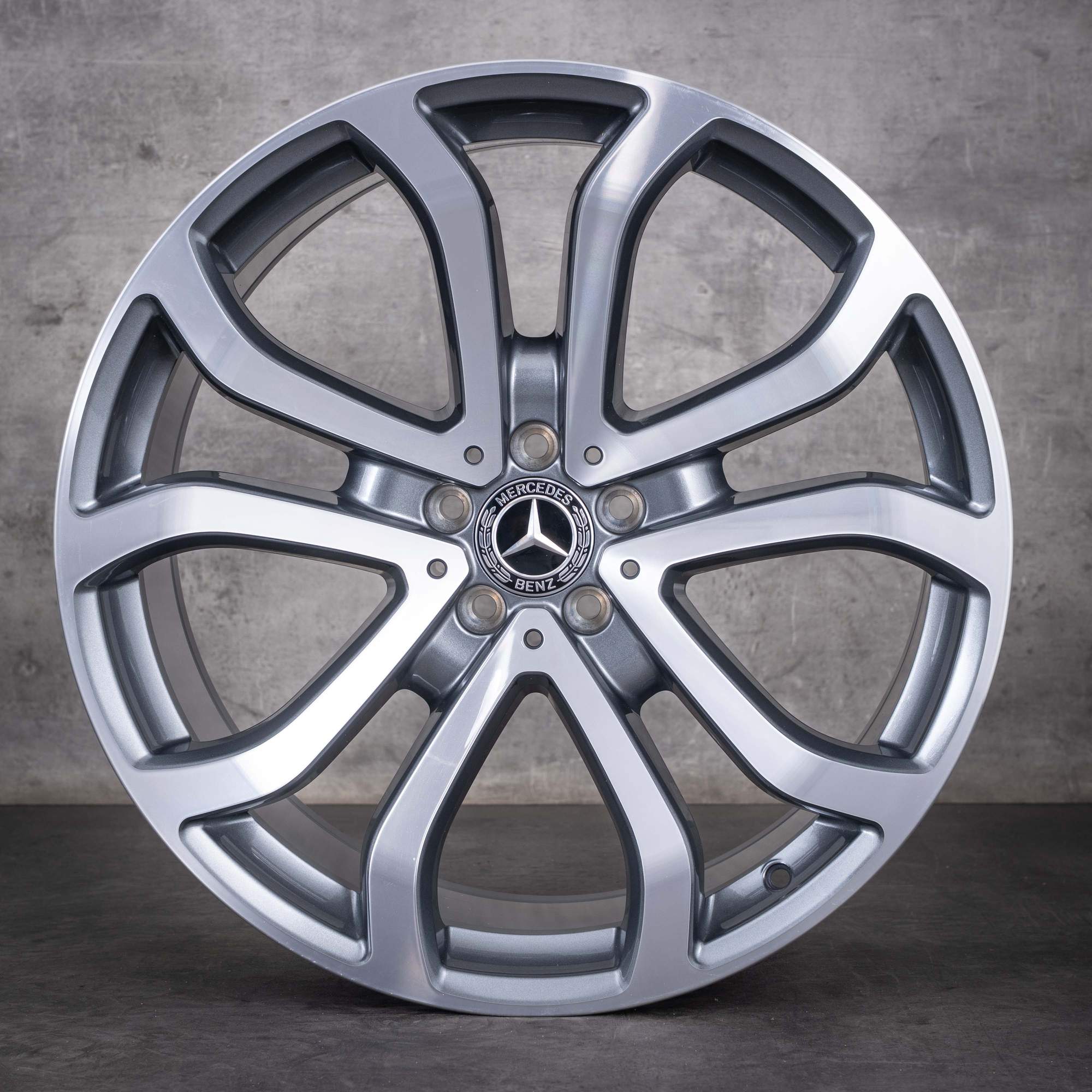 Pneus de inverno originais Mercedes-Benz GLE 43 63 S AMG de 21 polegadas modelo C292 referências A2924011400 A2924011500 cor «Himalaya Grey» com acabamento diamantado