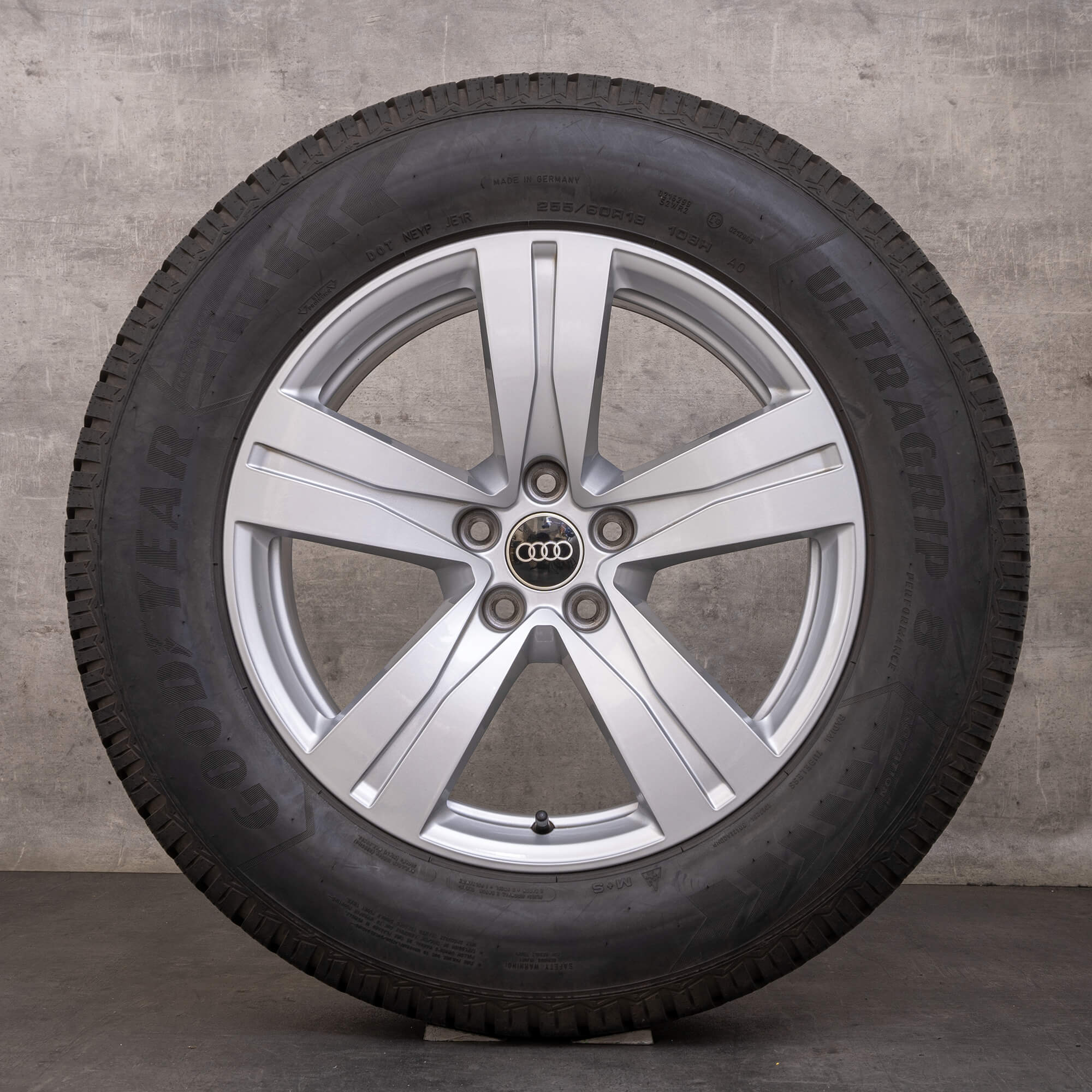 Oryginał Audi Q7 SQ7 koła zimowe 18 cali 4M felgi 4M0601025A srebrne błyszczące