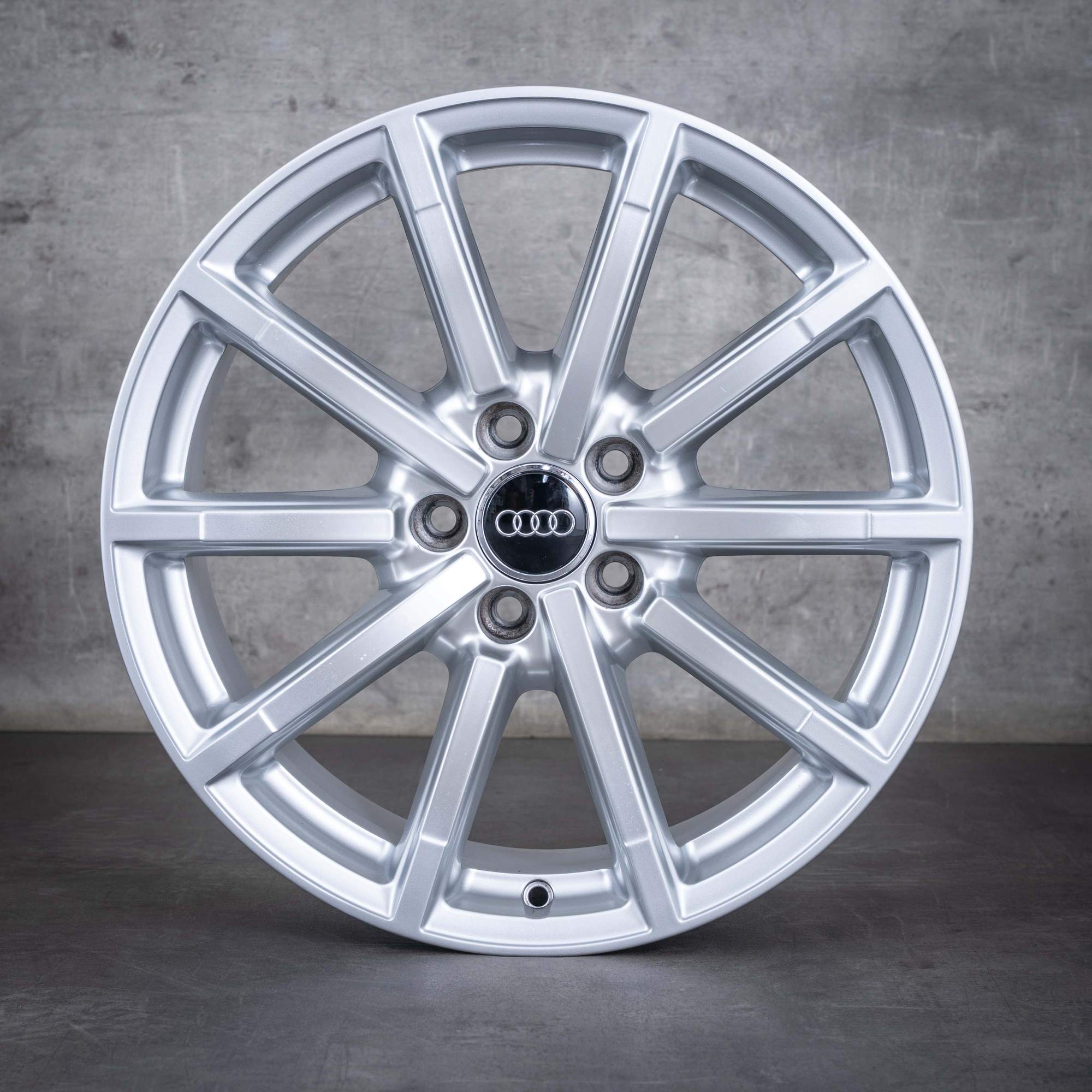 Oryginał Felgi Audi A3 S3 18 cali 8V 8V0601025AQ srebrny połysk