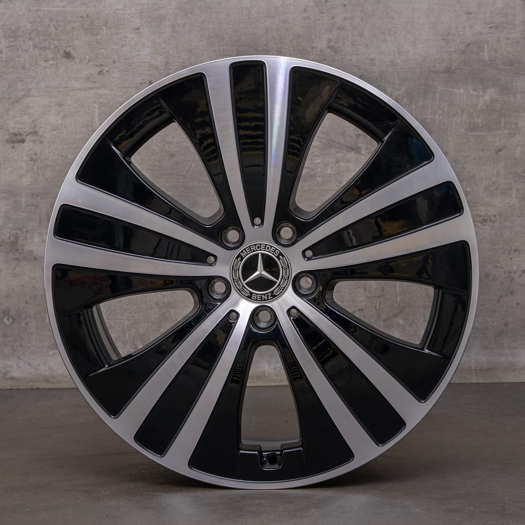 Orijinal Mercedes Benz EQE jantlar 19 inç V295 A2954011200 siyah yüksek parlaklıkta tornalanmış