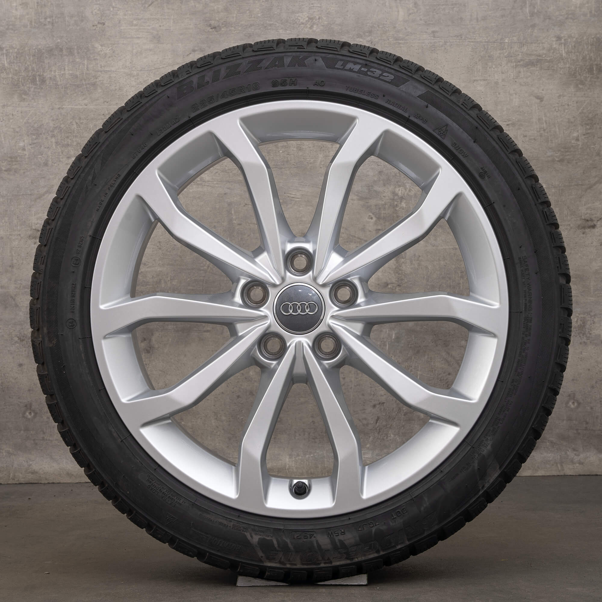 Original Audi A4 S4 8W B9 18 Zoll Winterreifen Felgen 8W0601025ED silber