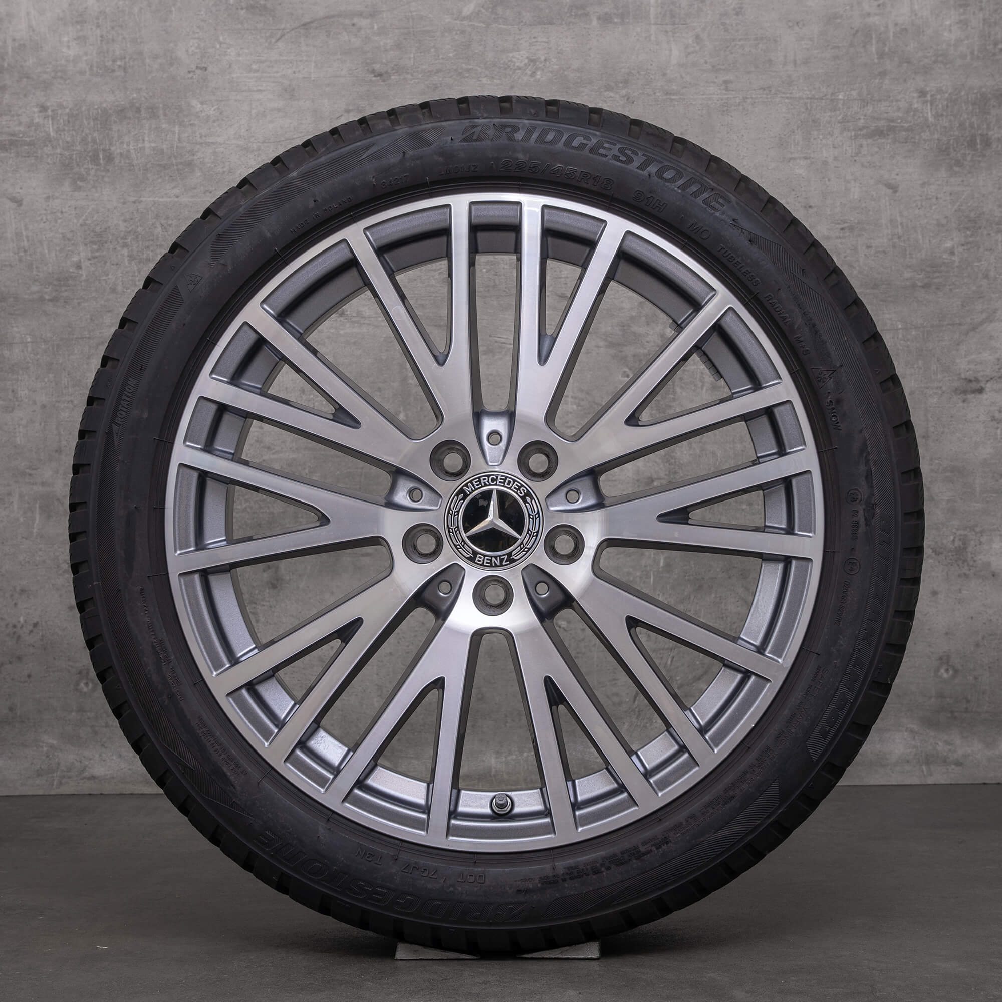 Originali Mercedes Benz Classe A B CLA cerchi con gomme invernali 18 pollici W177 V177 W247 X118 C118 auto A1774010600 himalaya grey lucidato frontalmente