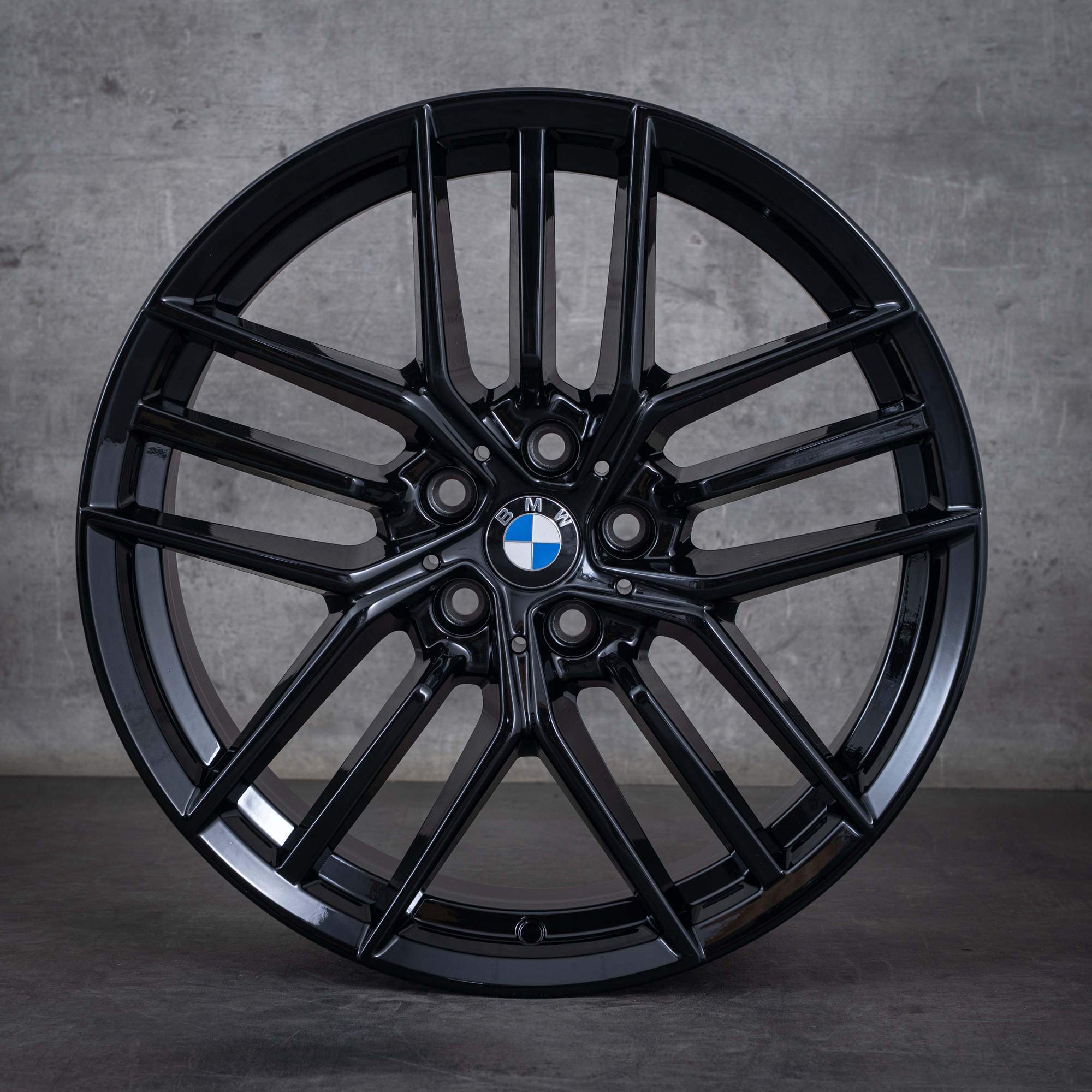 Oryginalne felgi BMW serii 5 i5 19 cali G60 G61 Styling 933 5A324D6 czarne błyszczące