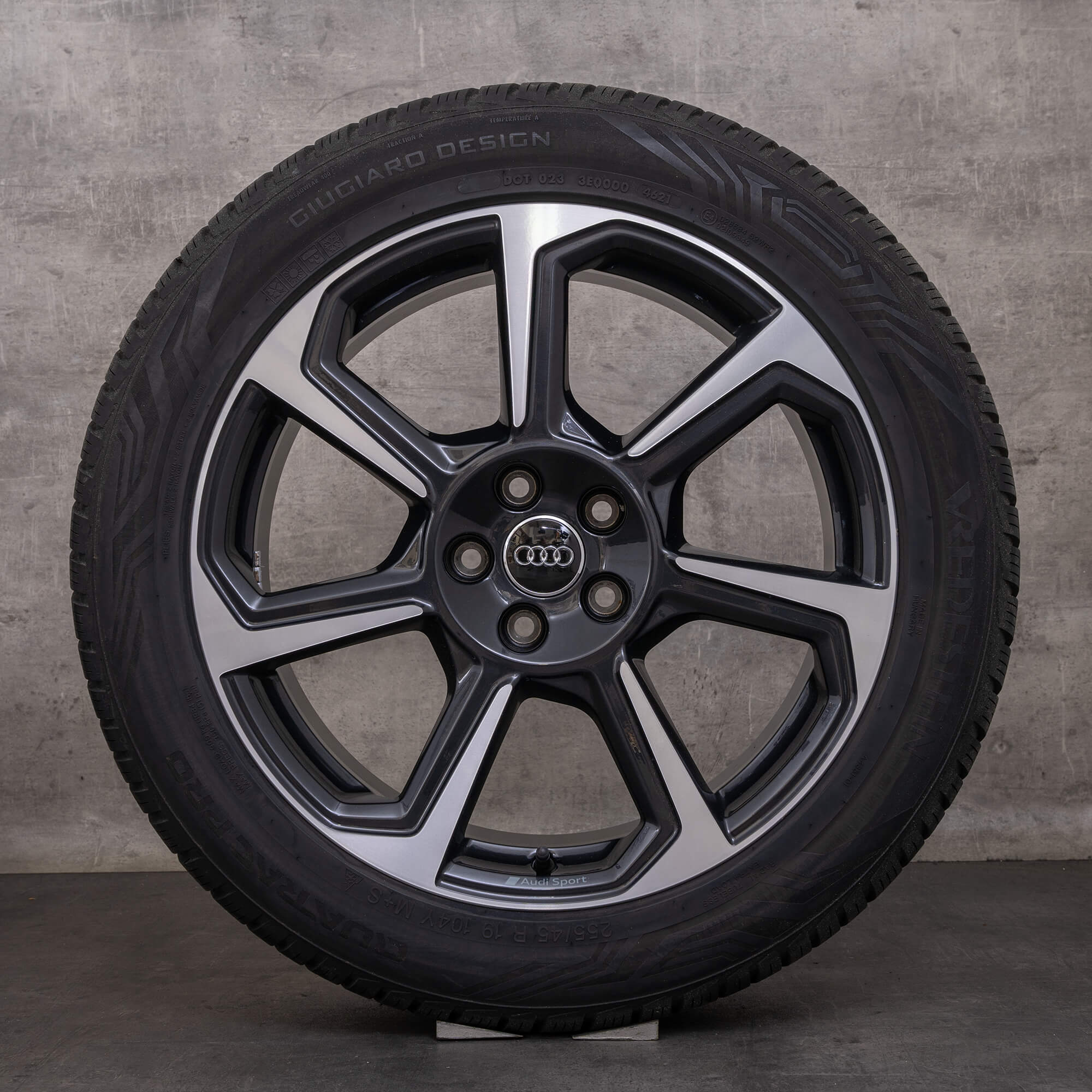 Original Audi Q3 fälgar / fälg 19 tum F3 Helårsdäck 83A601025D Rotor titan polerad