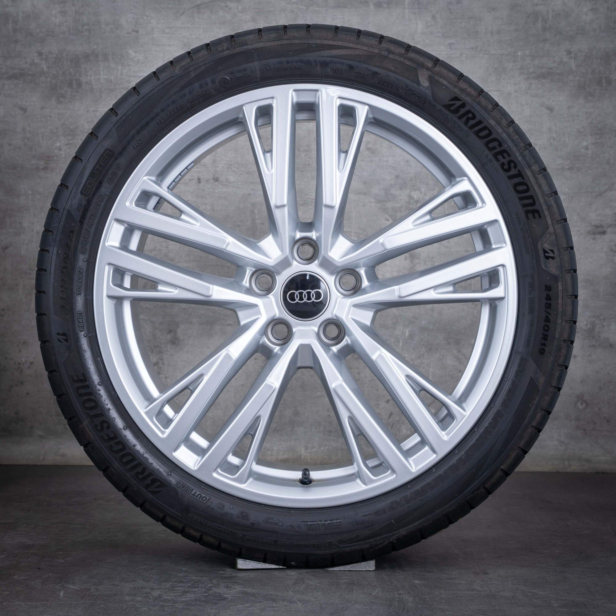 Alkuperäiset Audi A5 S5 talvirenkaat 19 tuuman B10 vanteet 8B3601025AS hopea kiiltävä