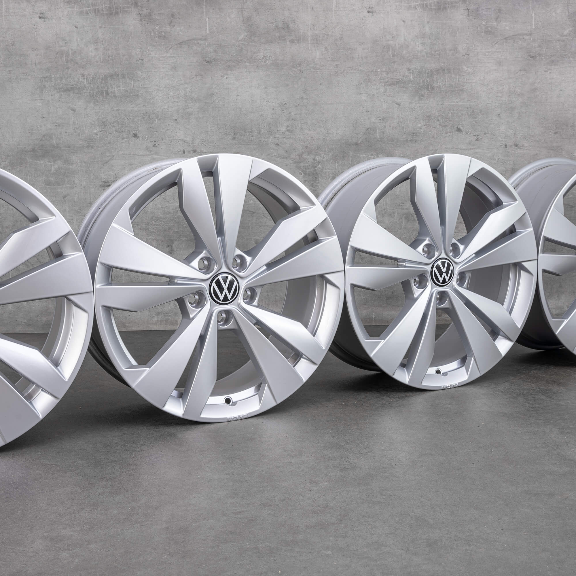 VW 18 Inch Rims ID 3 10A071498 Loen Alloy 7 5 X ET 50 NEW vw-18-inch-rims-id-3-10a071498-loen-alloy-7-5-x-et-50-new
