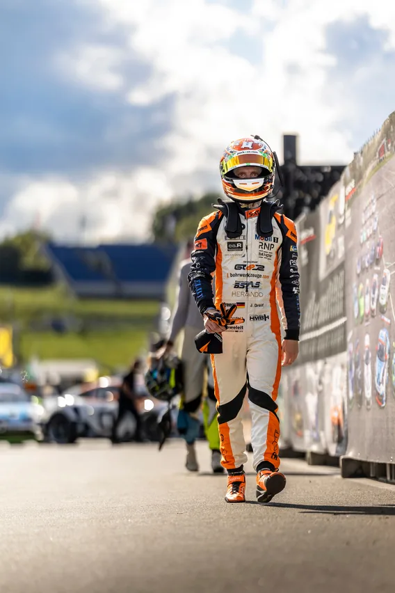 Jonas Greif im Rennanzug in der Boxengasse