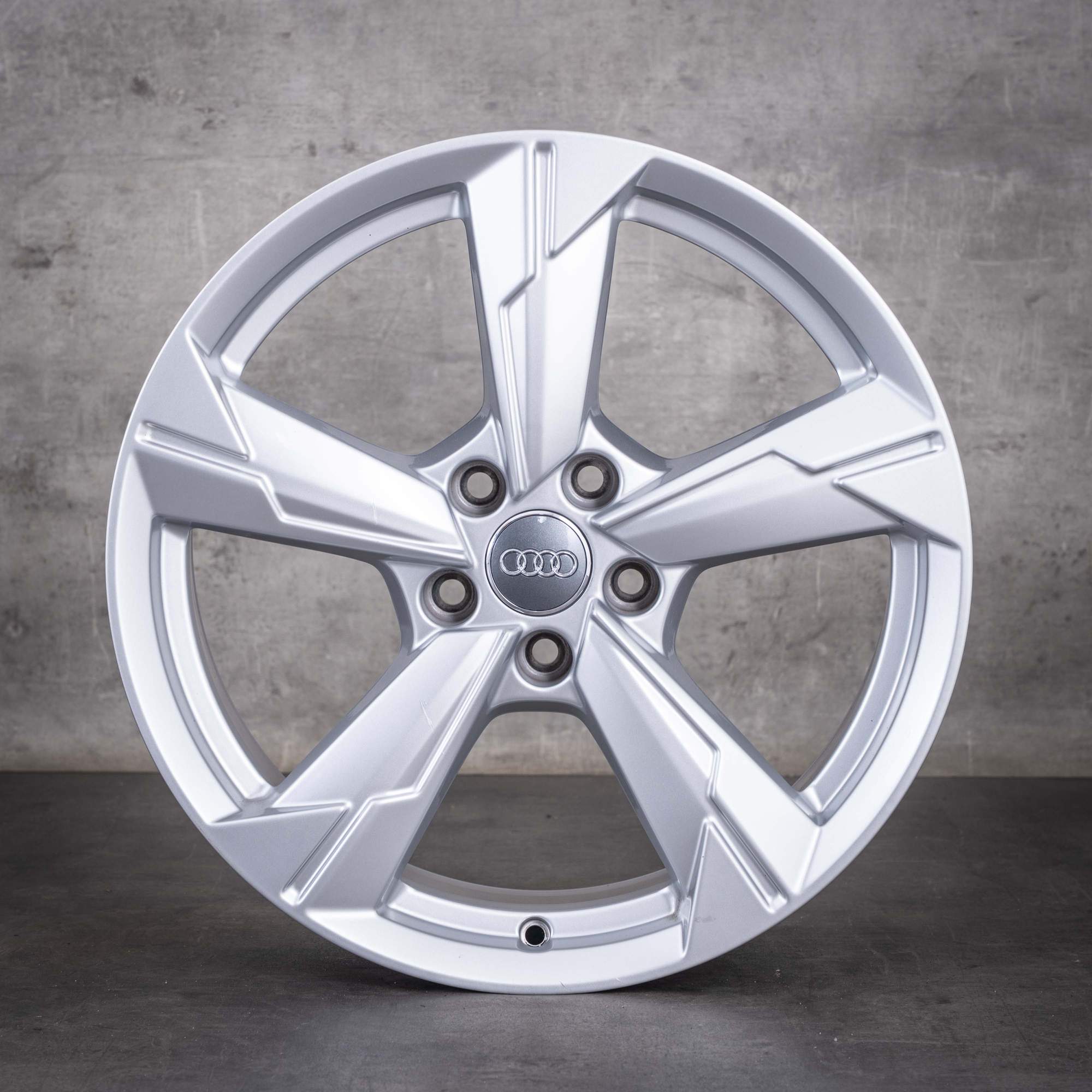 Alkuperäiset Audi A6 S6 -vanteet 18 tuumaa 4K C8 4K0601025D hopea