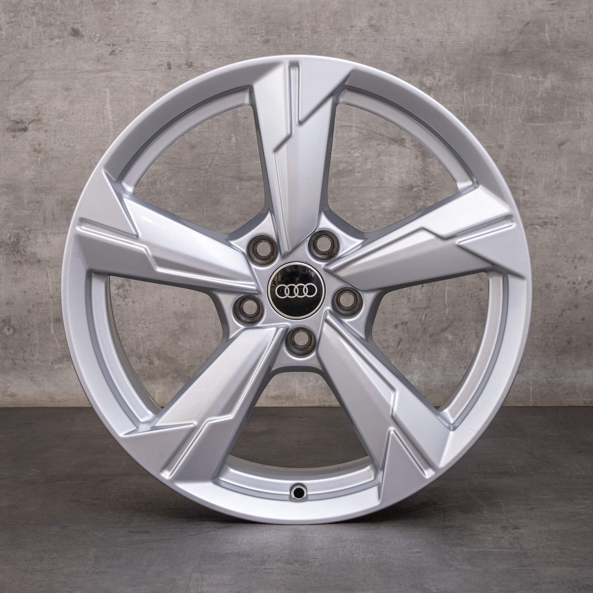 Oryginał Audi A6 koła zimowe 18 cali 4K C8 felgi 4K0601025CE srebrny połysk