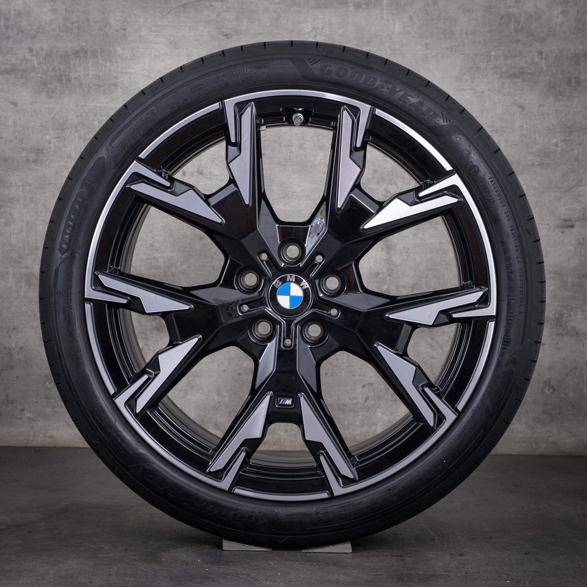 Oryginalne koła zimowe BMW serii 1 i Serii 2 19 cali modele F70 F74 Gran Coupe stylizacja 976 M 5A45267 kolor jet black diamond cut
