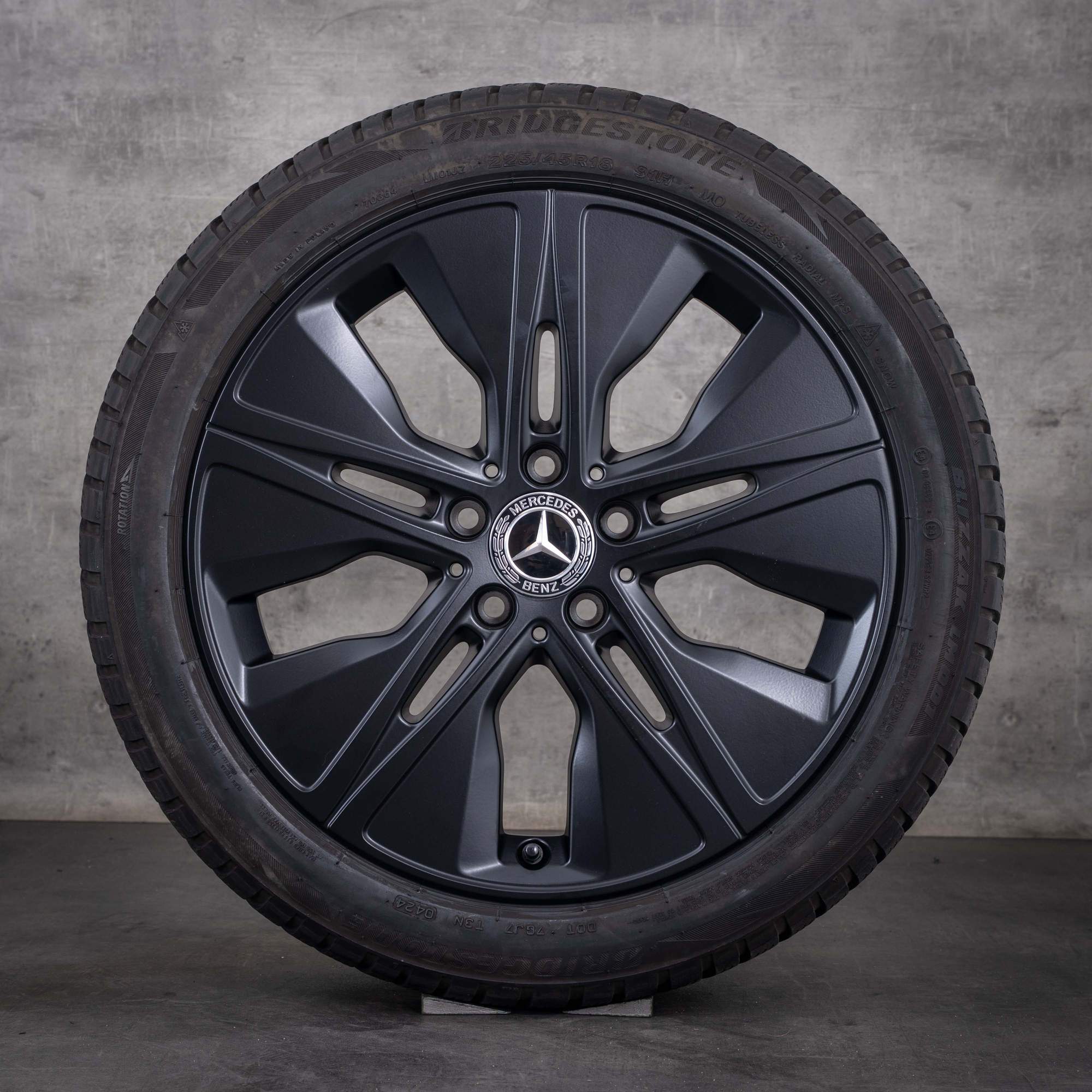 Originele Mercedes-Benz A-Klasse B-Klasse CLA winterbanden op velg 18 inch W177 V177 W247 C118 X118 velgen A1774010500 matzwart
