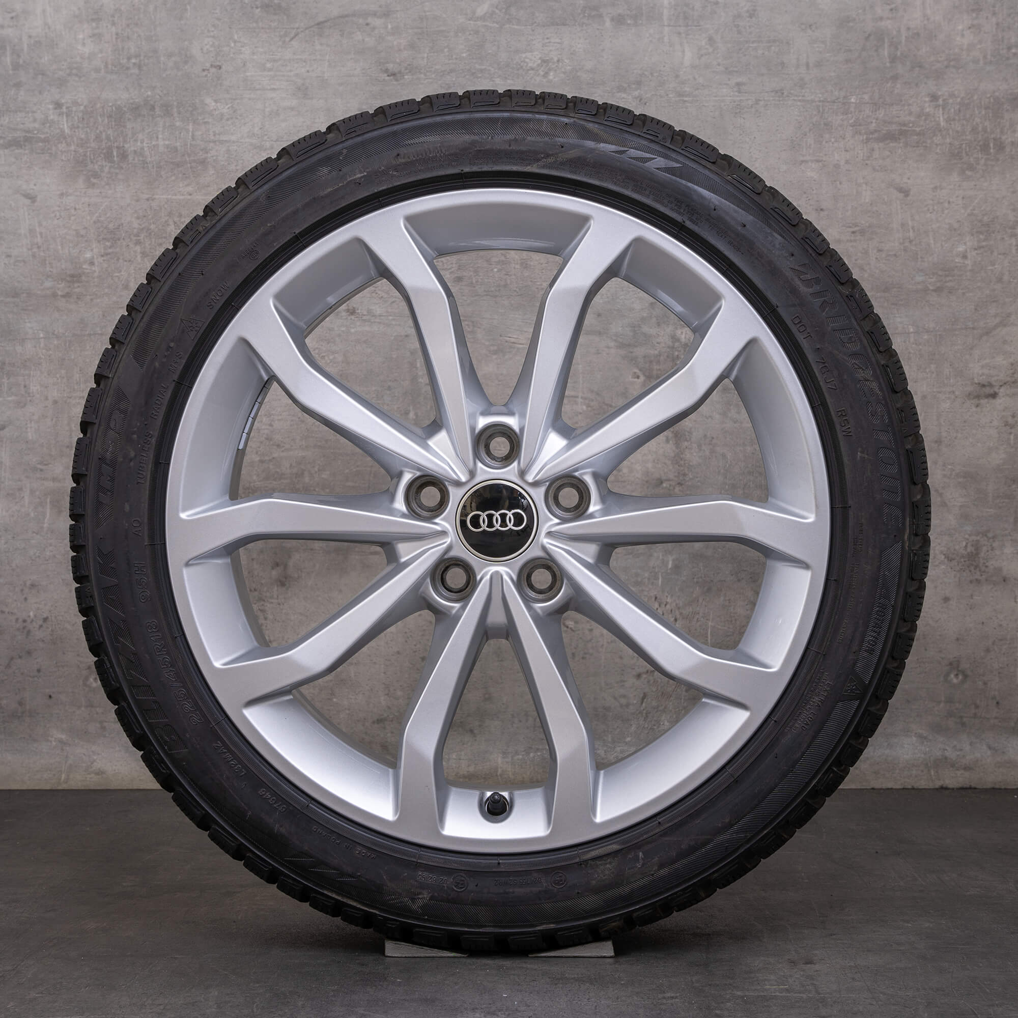Oryginalne koła zimowe Audi A4 S4 18 cali B9 8W felgi 8W0601025ED srebrne błyszczące