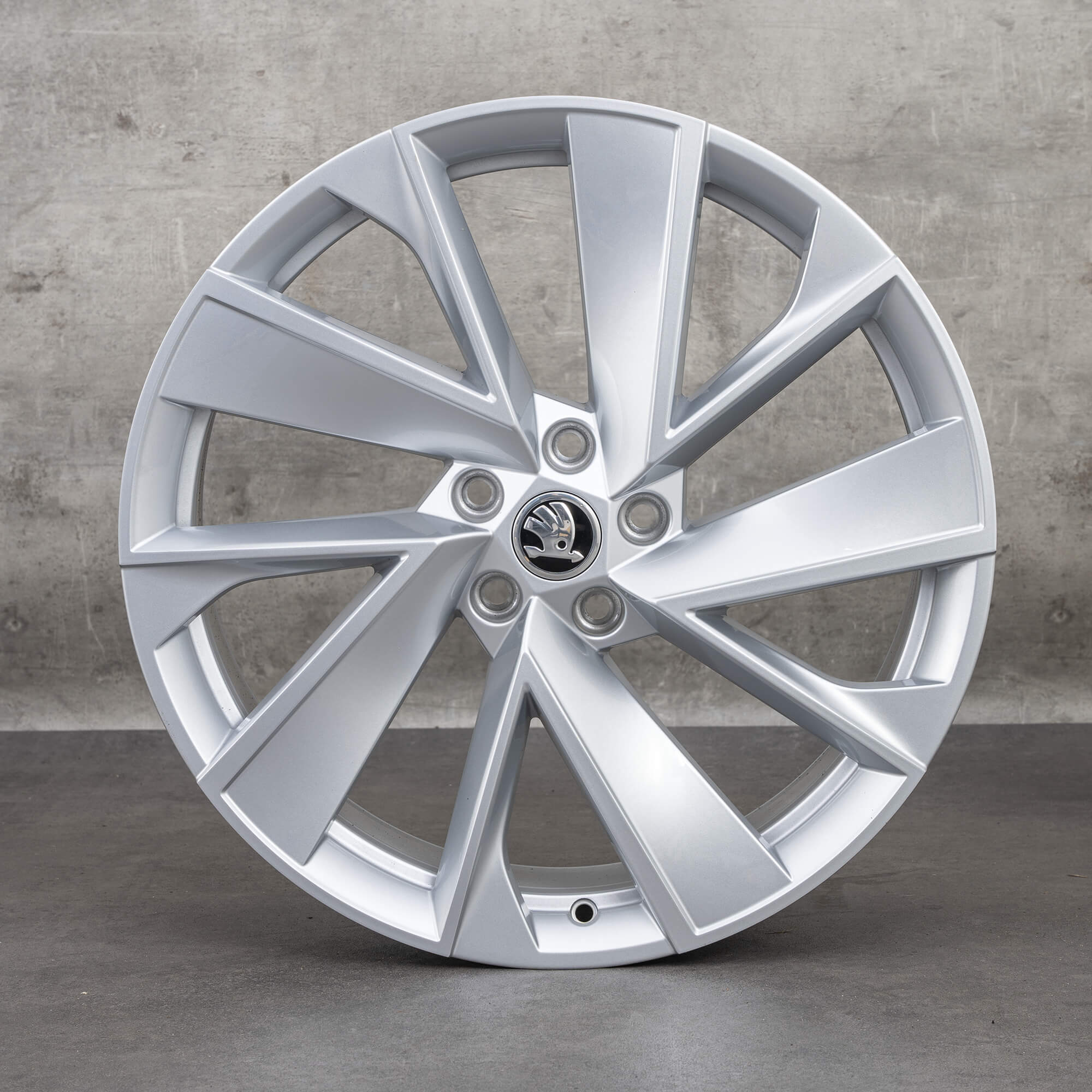 Alkuperäiset Skoda Enyaq -vanteet 20 tuumaa iV 5A Vega 5LA601025H hopea UUDET