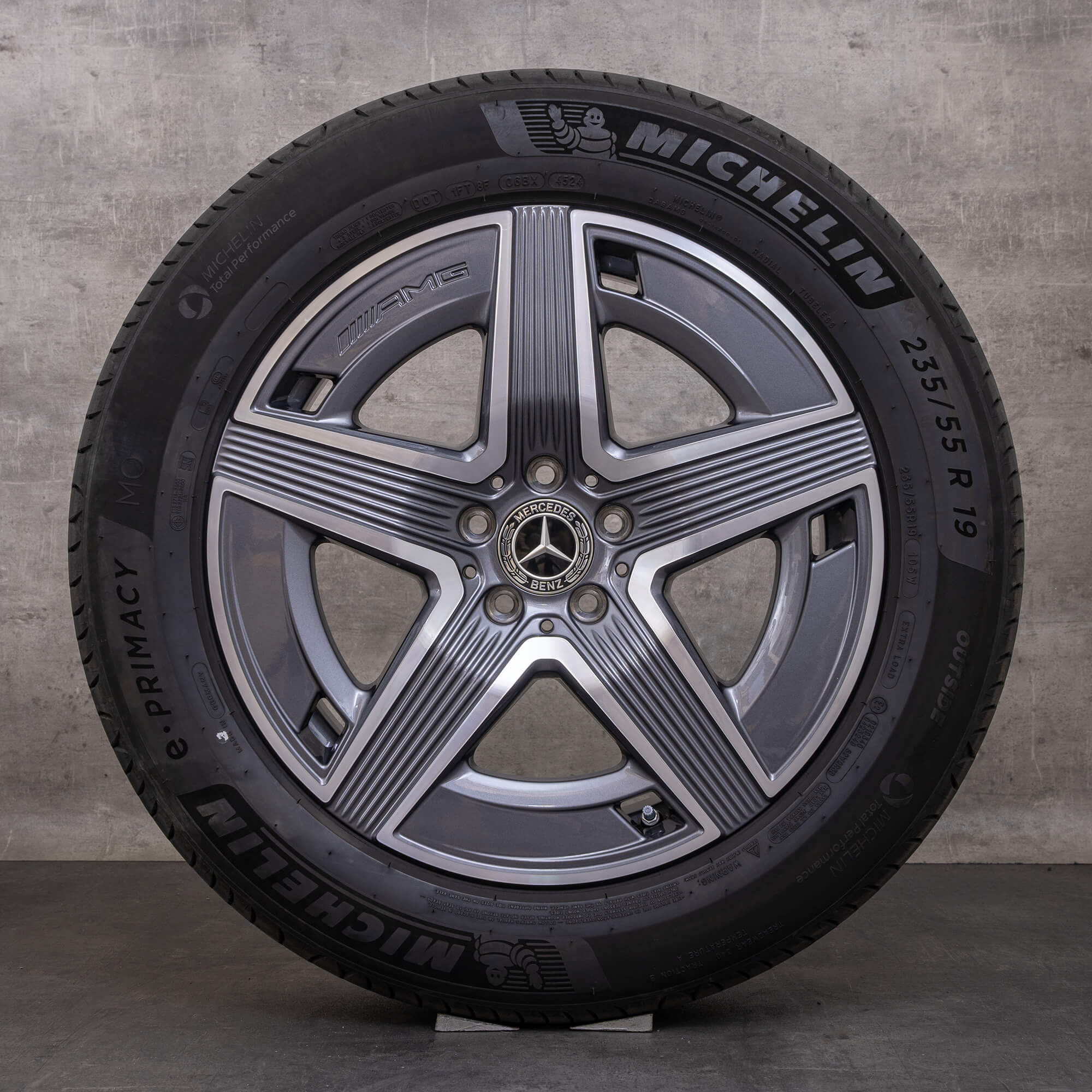 Mercedes-Benz AMG ホイールセット 235/50 ZR19 Mercedes-Benz AMG ホイールセット 235/50 ZR19 Mercedes-Benz AMG